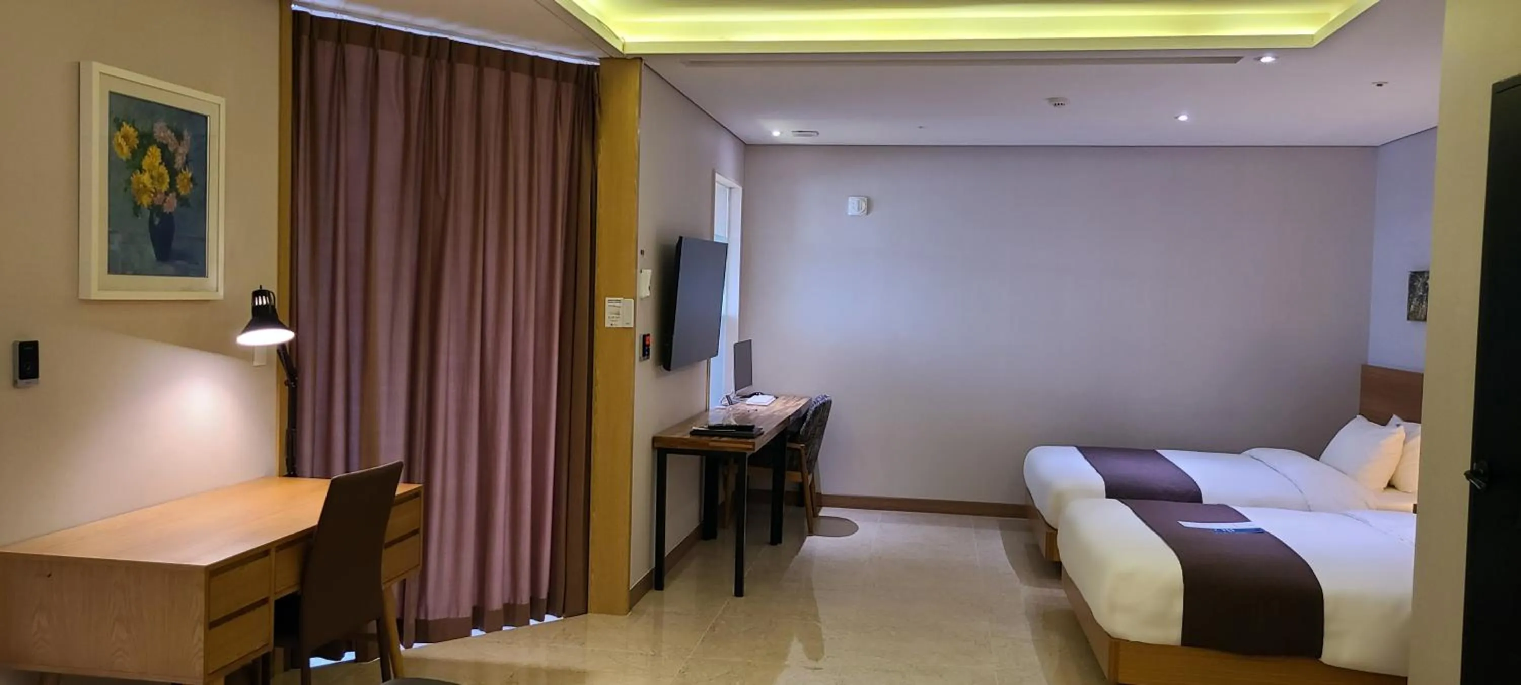 Seating area, Bed in Benikea Hotel Yangsan