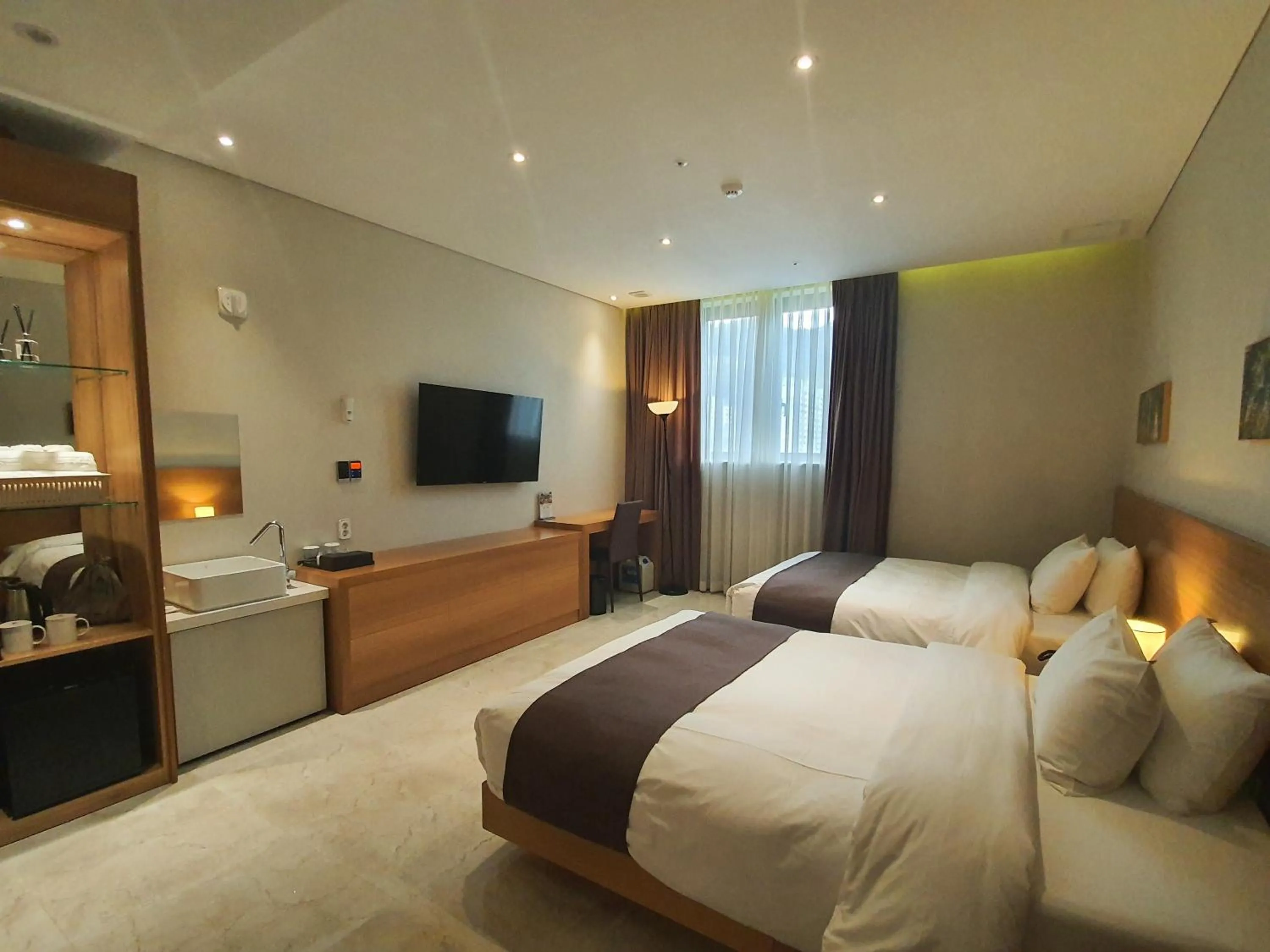 Communal lounge/ TV room, Bed in Benikea Hotel Yangsan