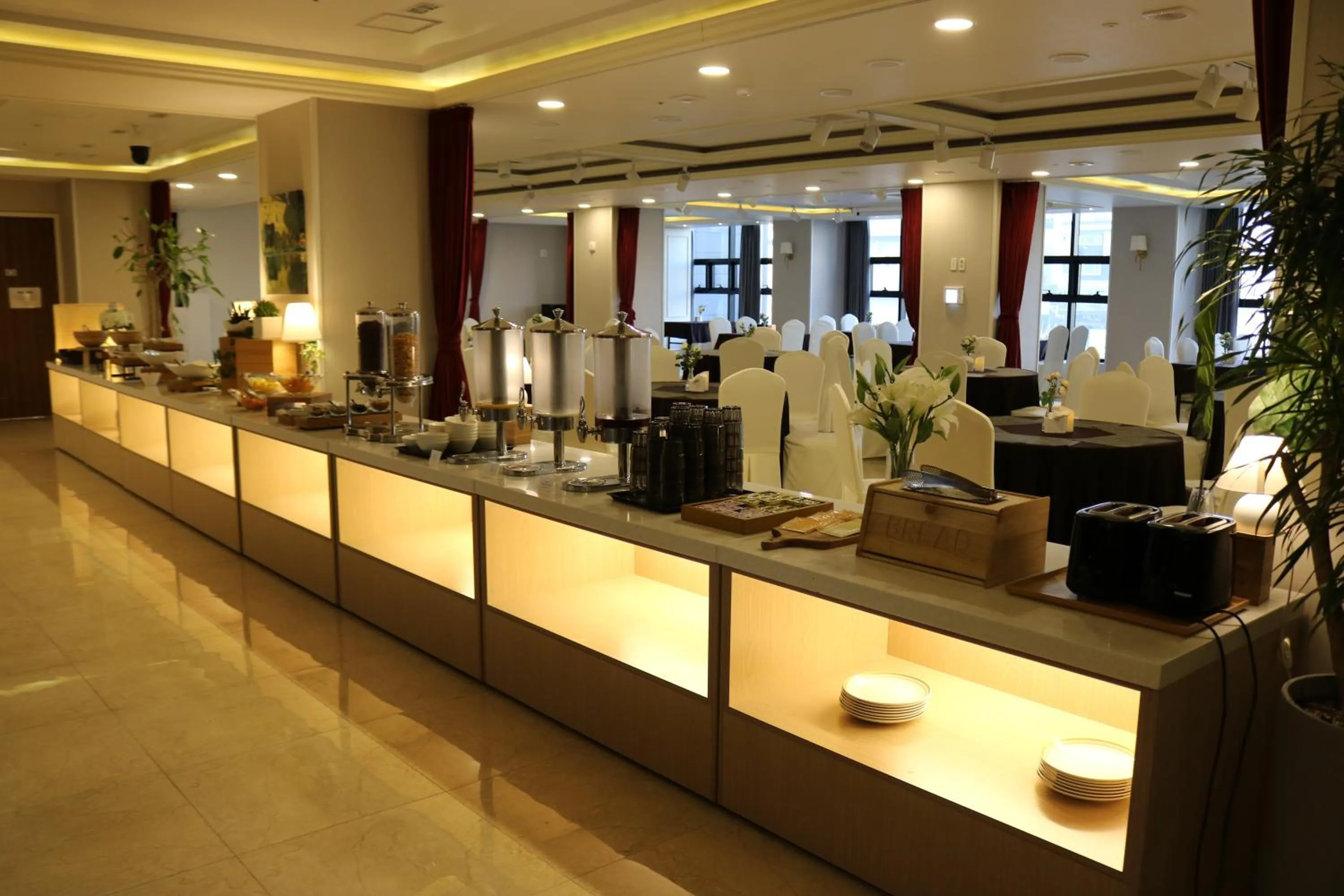 Restaurant/places to eat in Benikea Hotel Yangsan
