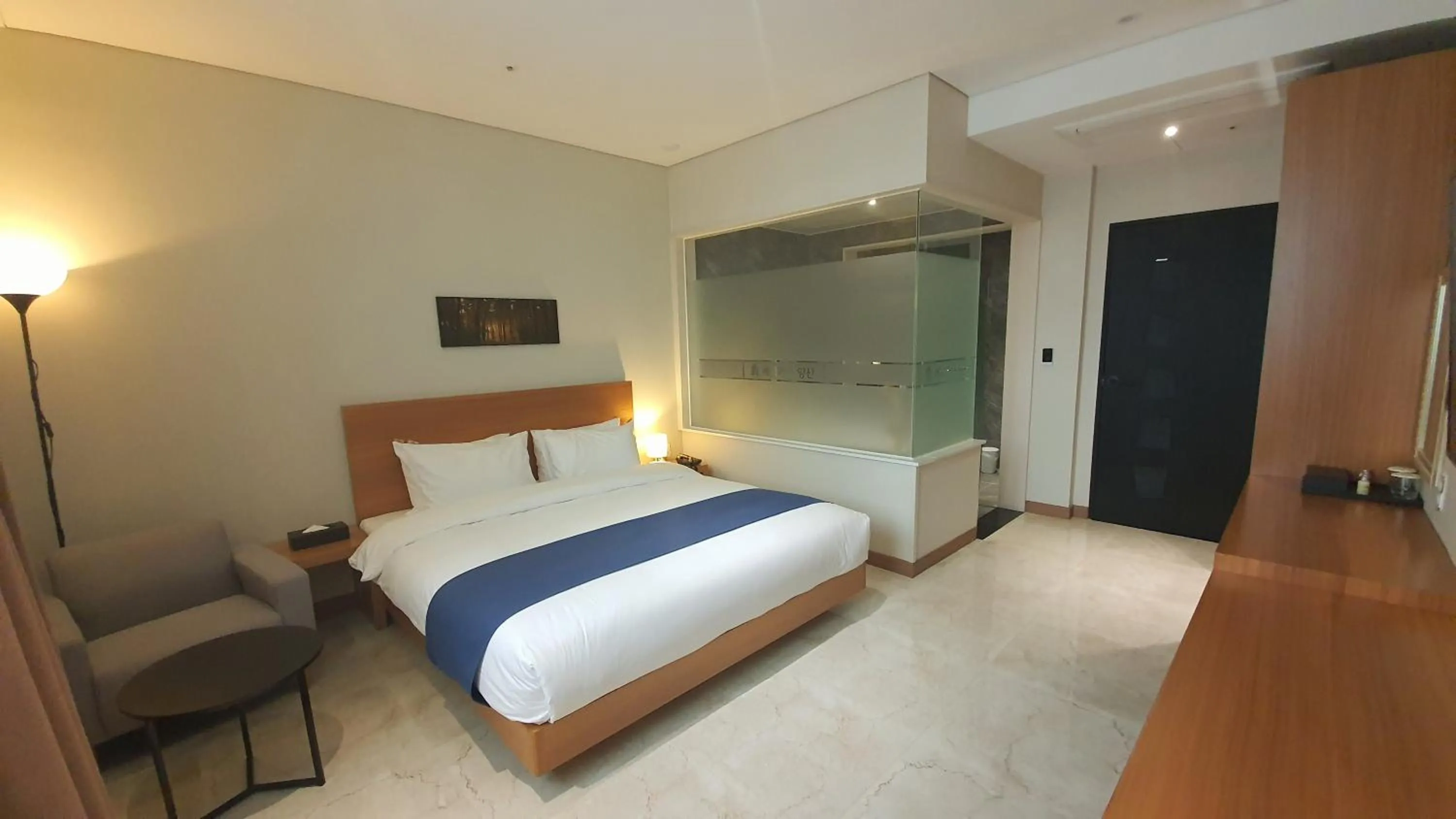 Photo of the whole room, Bed in Benikea Hotel Yangsan