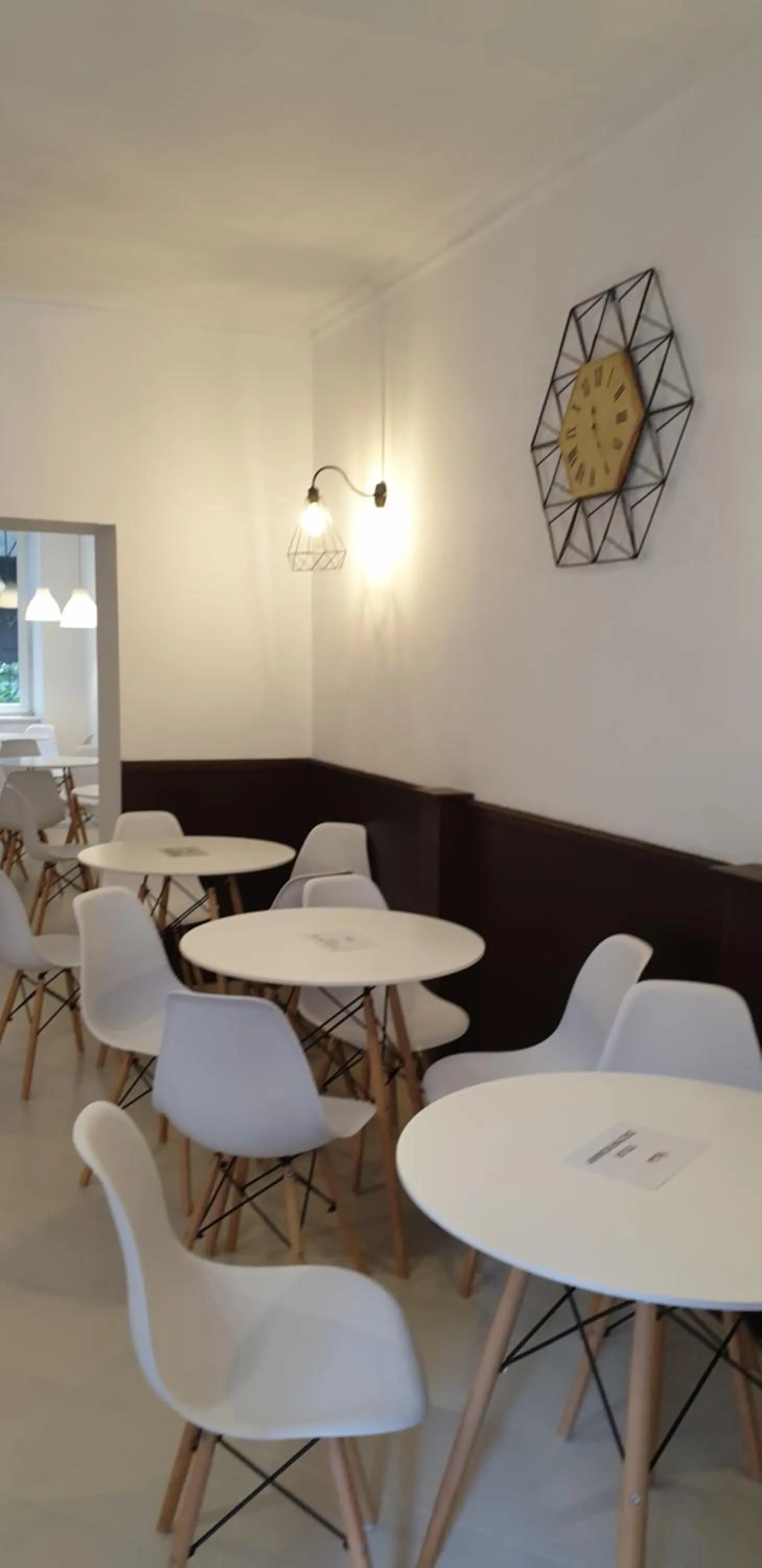 Restaurant/places to eat in Finger Guest Rooms