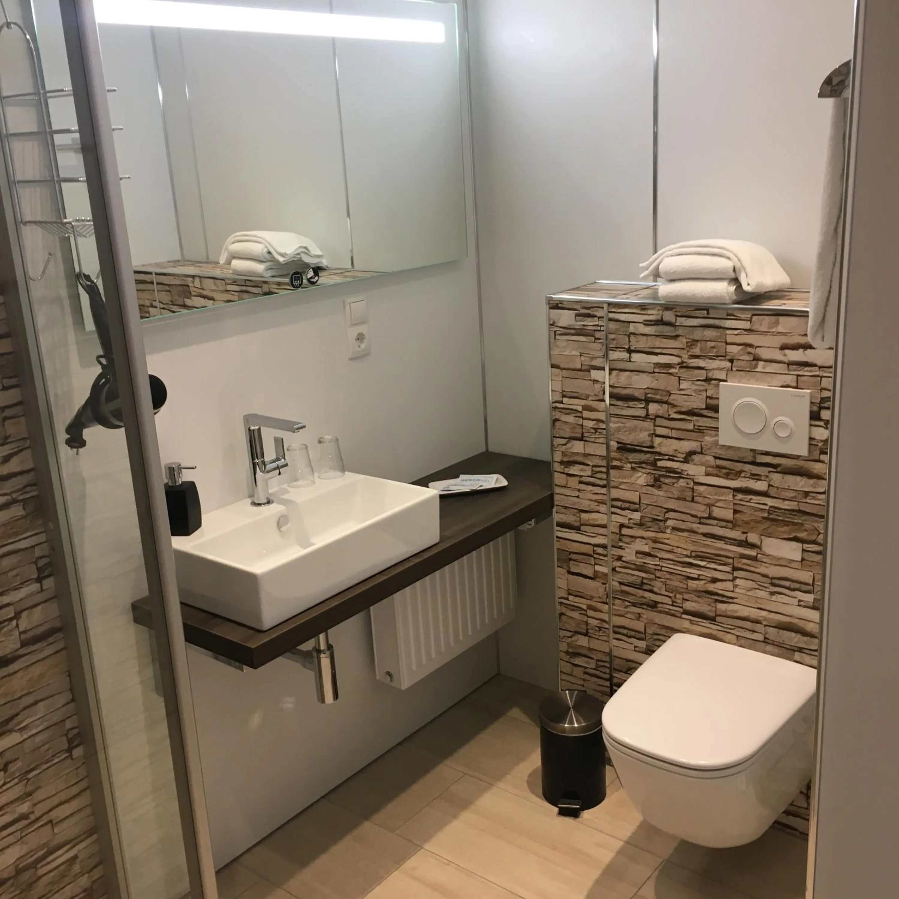 Toilet in WH Hotels Papenburg Zentrum