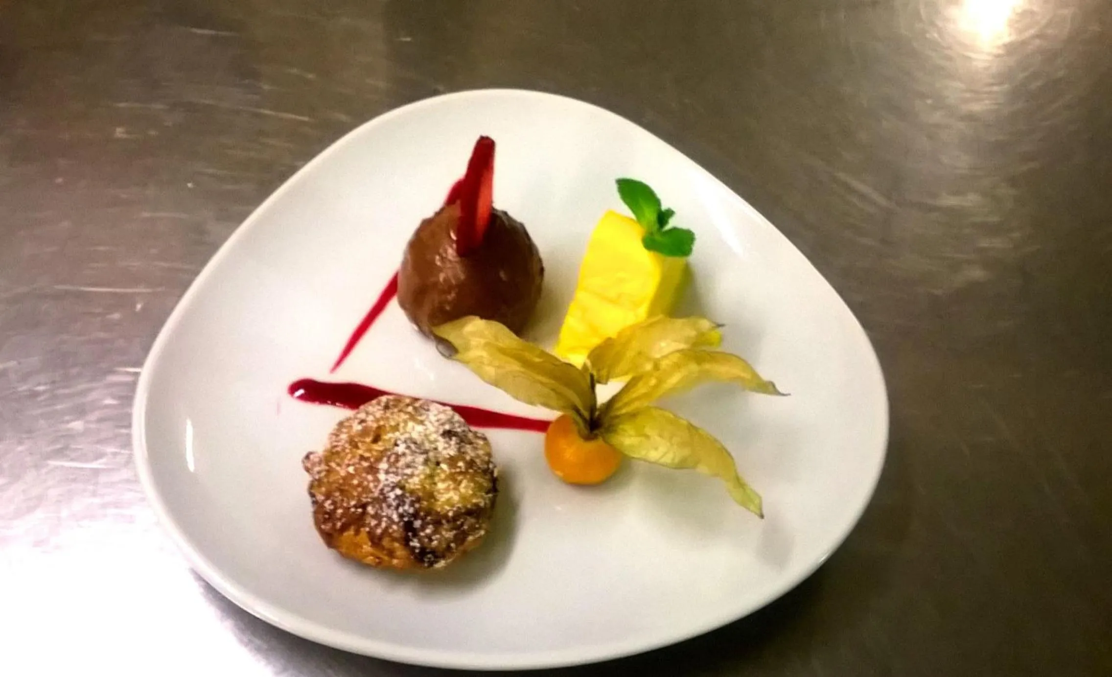 Restaurant/places to eat in Hotel Hell