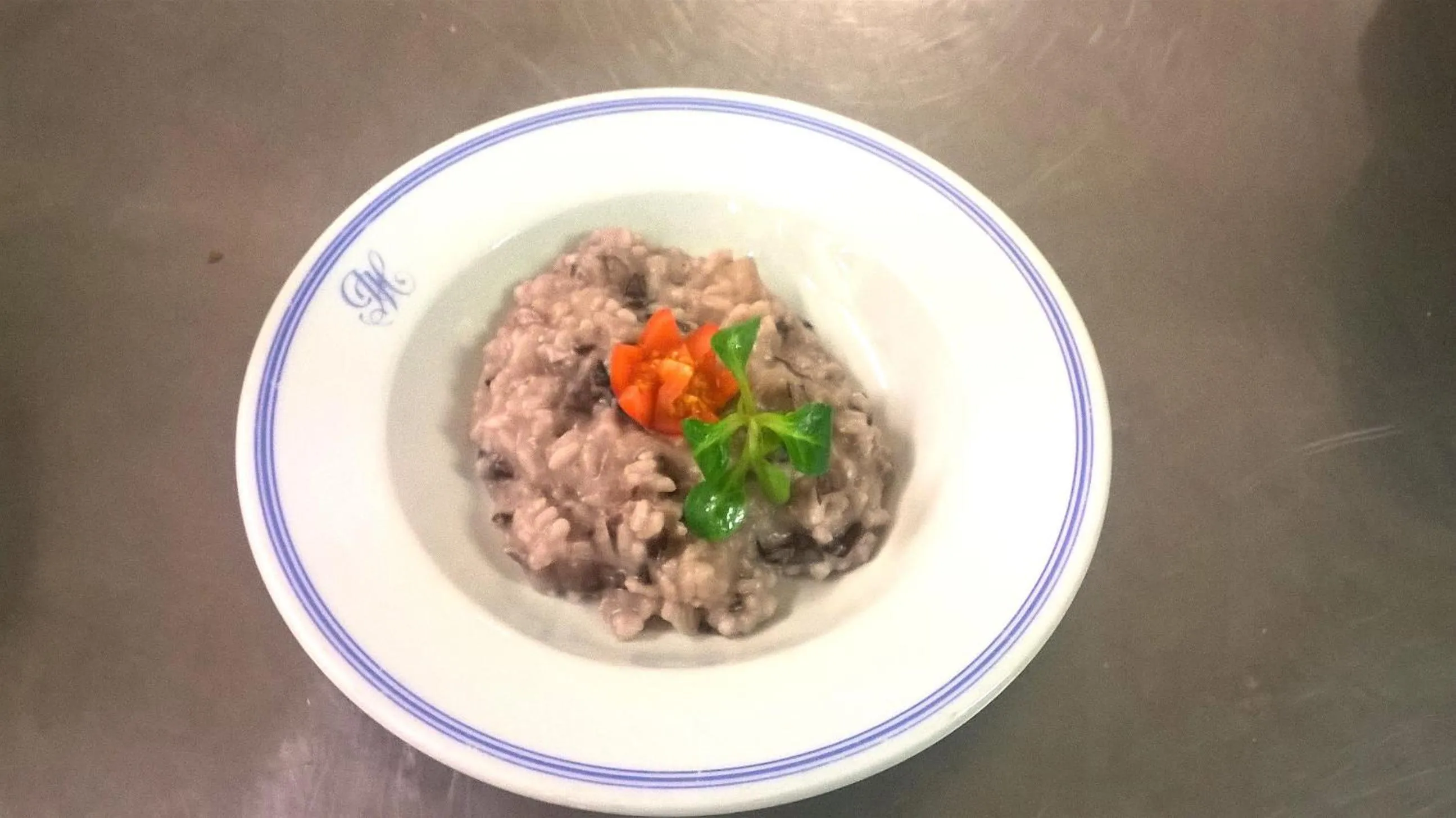 Restaurant/places to eat in Hotel Hell