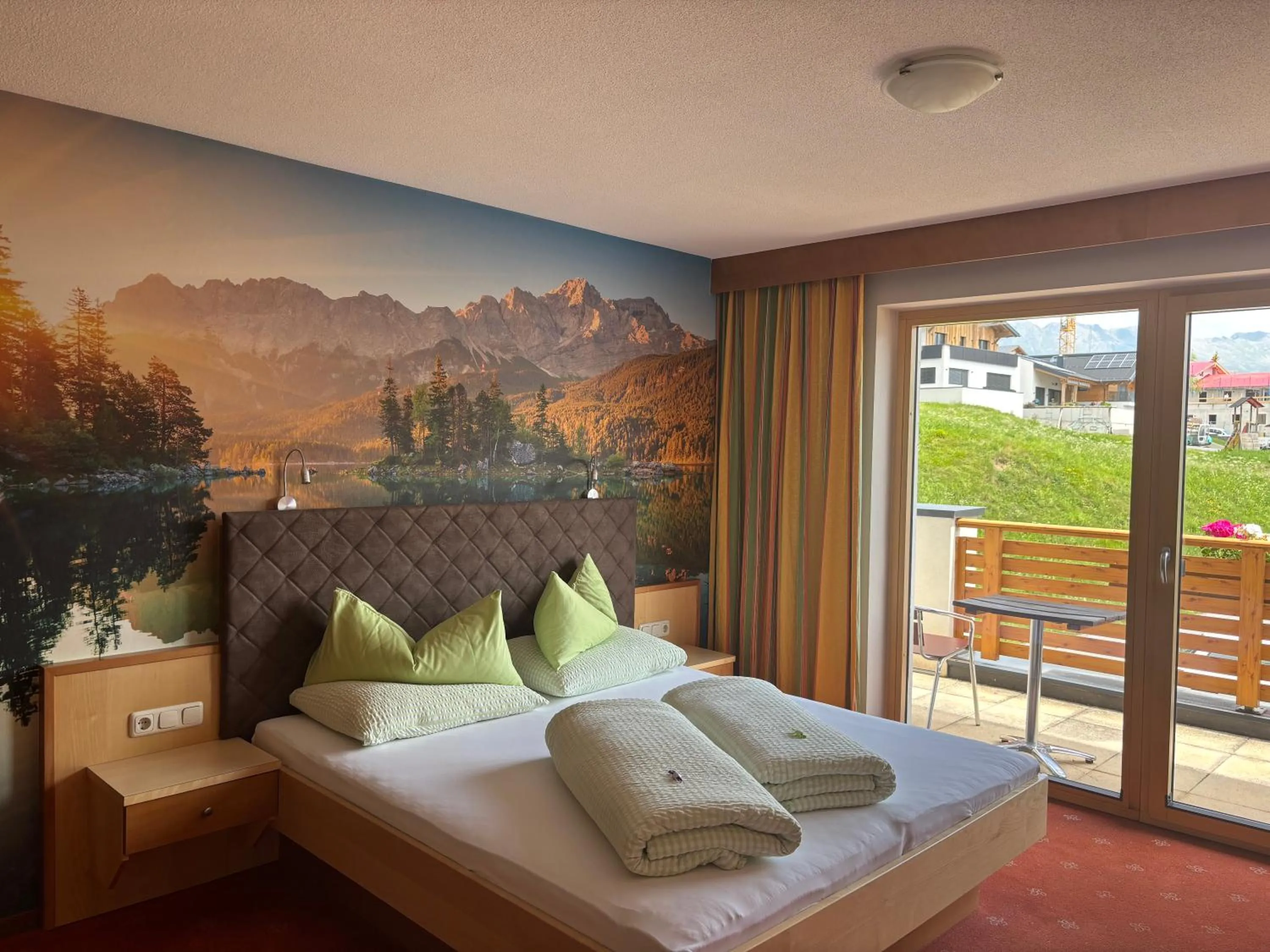 Photo of the whole room, Bed in Hotel Garni Alpendiamant