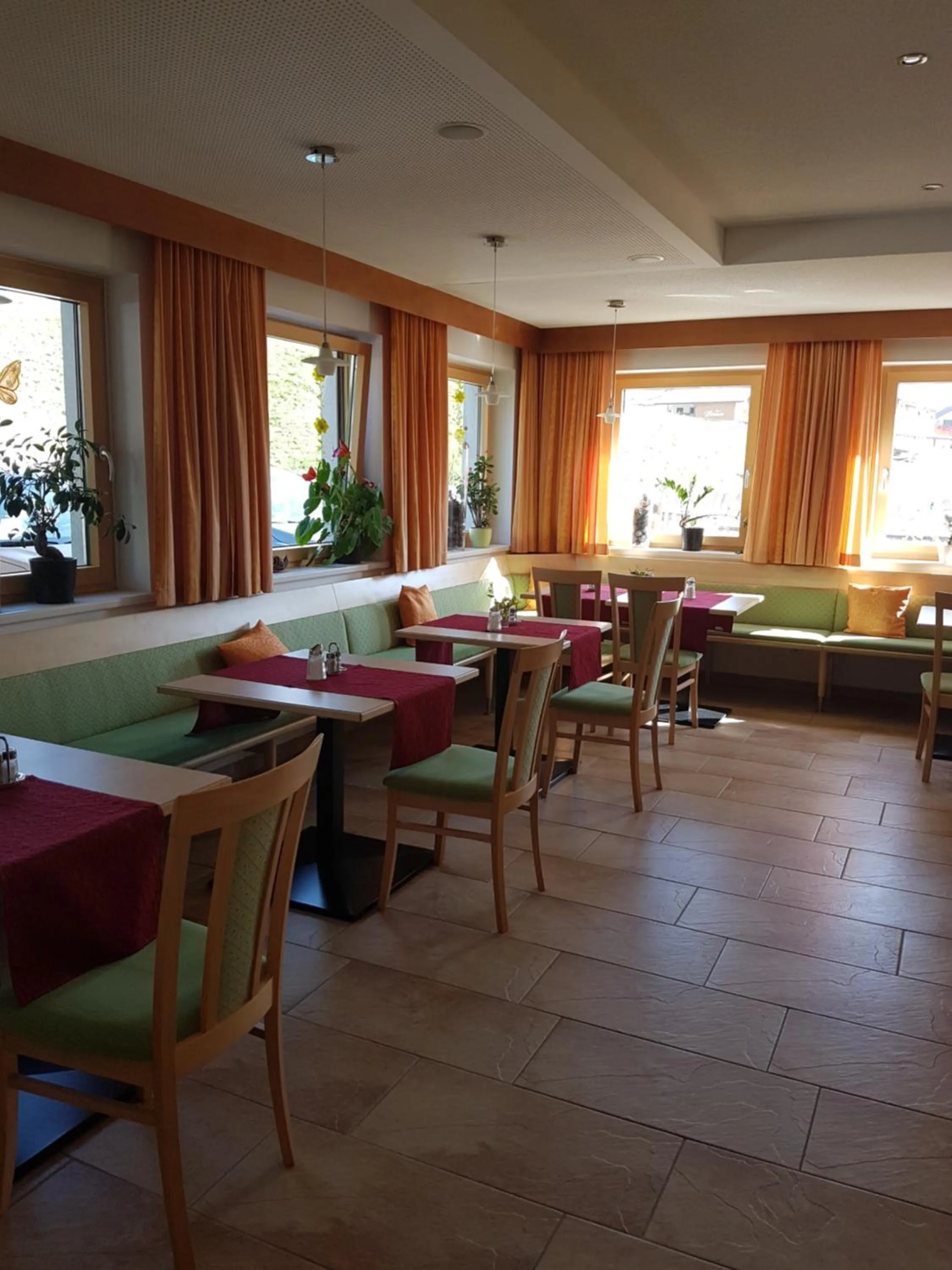 Buffet breakfast in Hotel Garni Alpendiamant