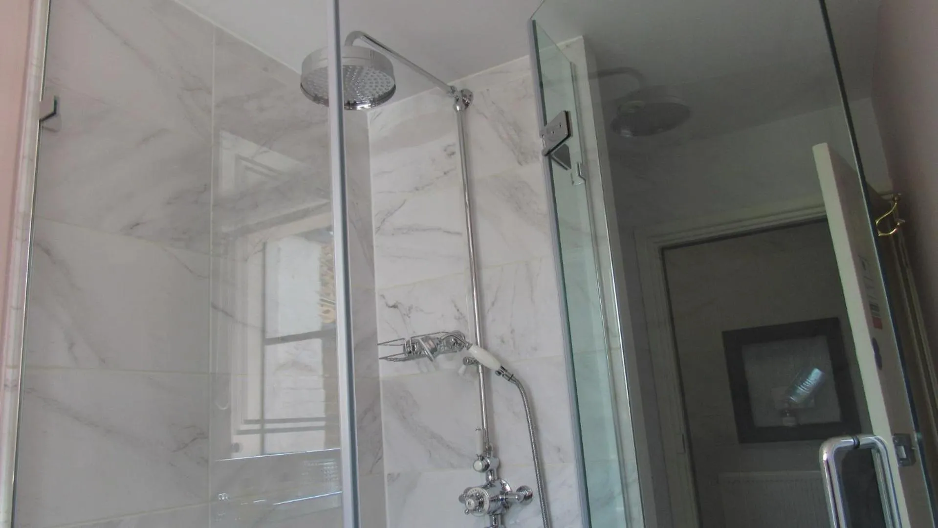 Shower in The Old Vicarage Hotel & Restaurant