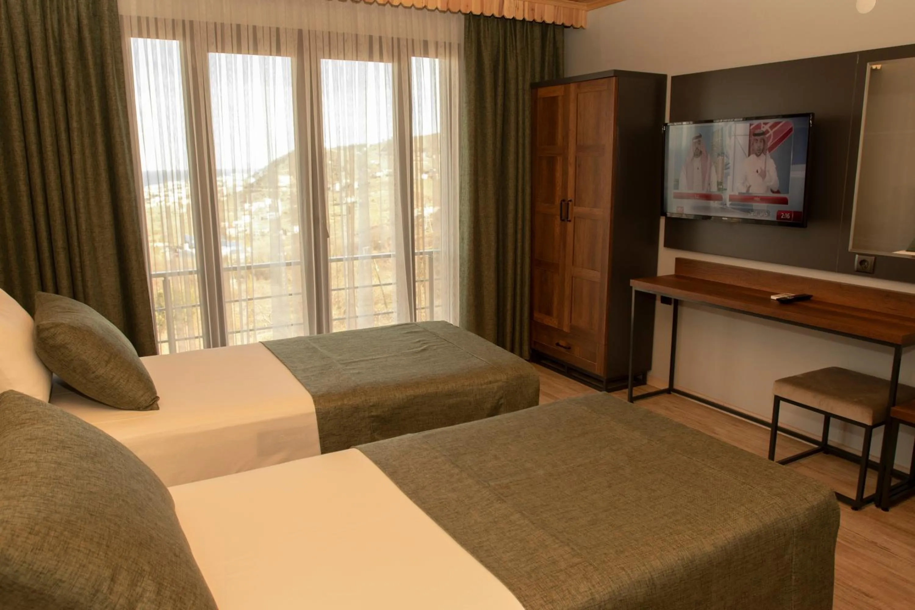 Communal lounge/ TV room, Bed in Royal Villa