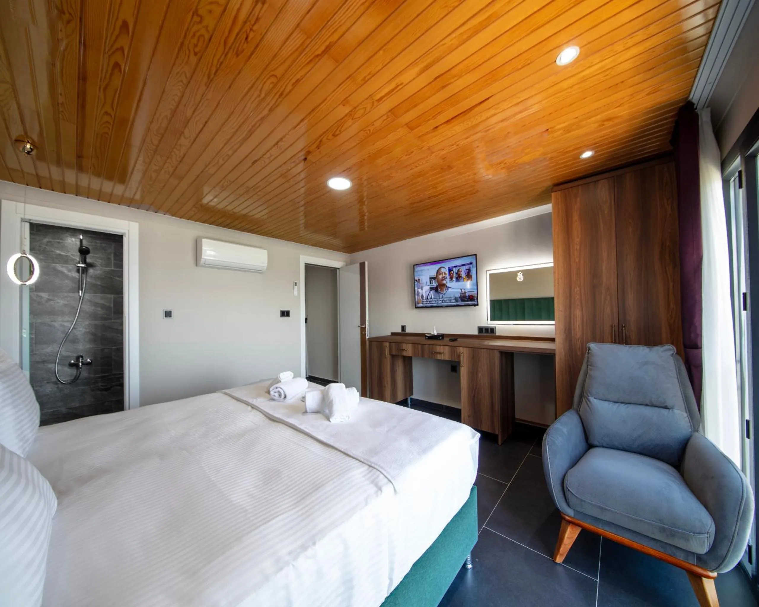 Bedroom, Bed in Royal Villa