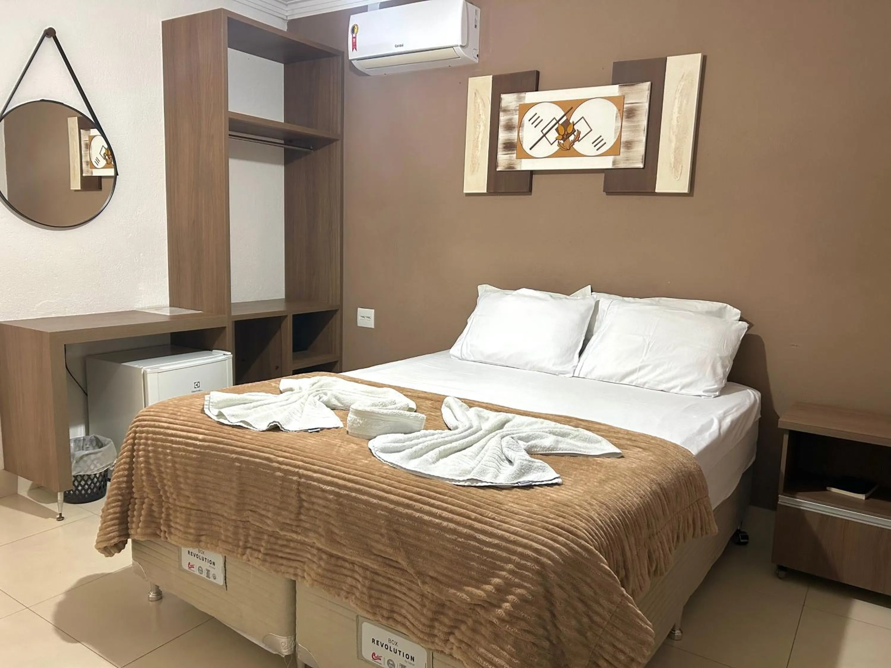Photo of the whole room, Bed in Pousada Rainha Dos Lagos