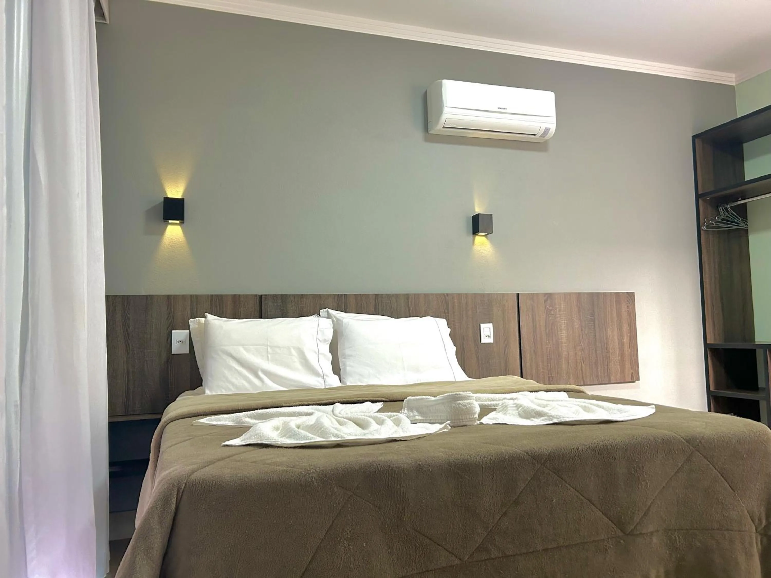 Photo of the whole room, Bed in Pousada Rainha Dos Lagos
