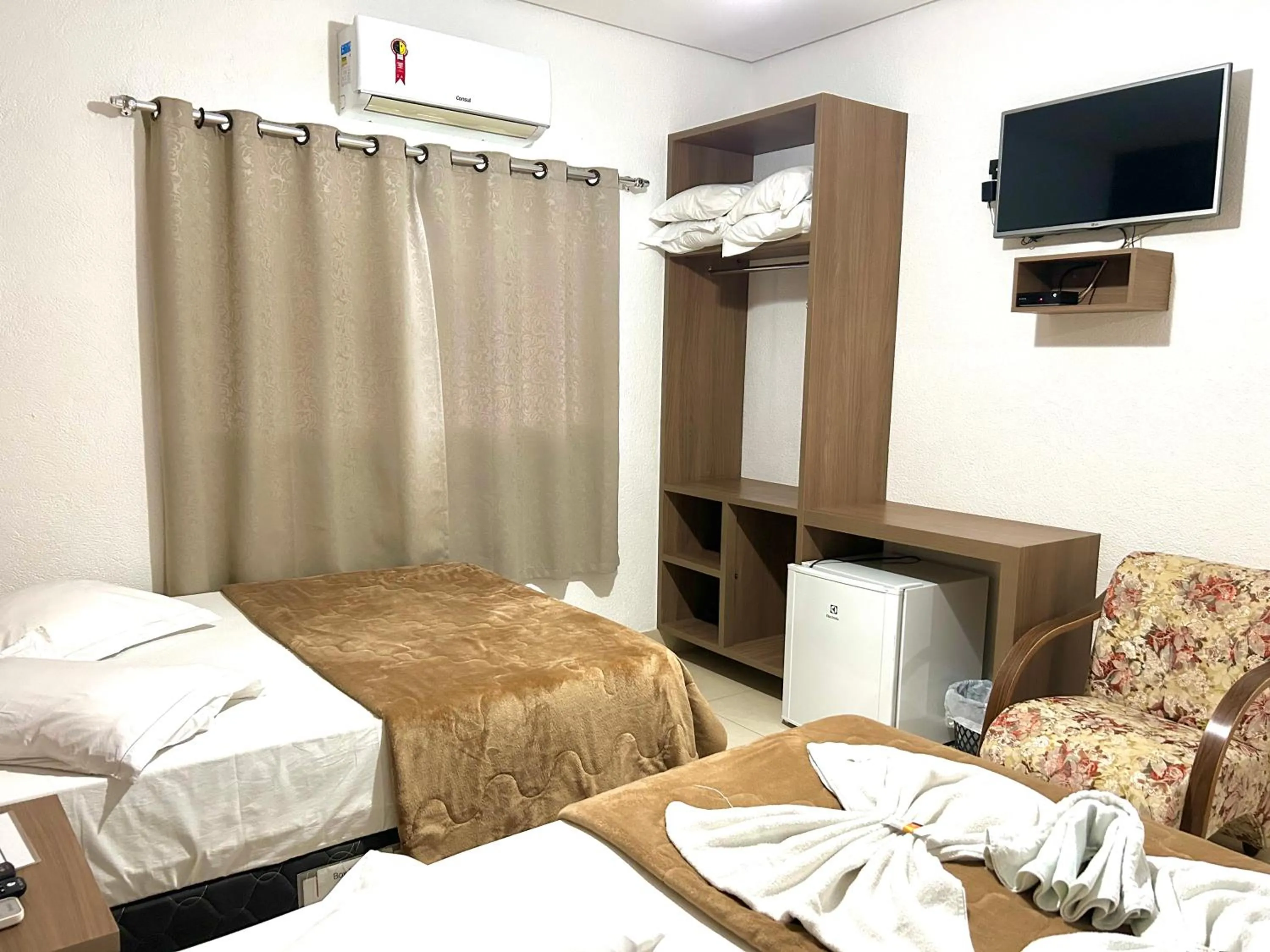 Photo of the whole room, Bed in Pousada Rainha Dos Lagos