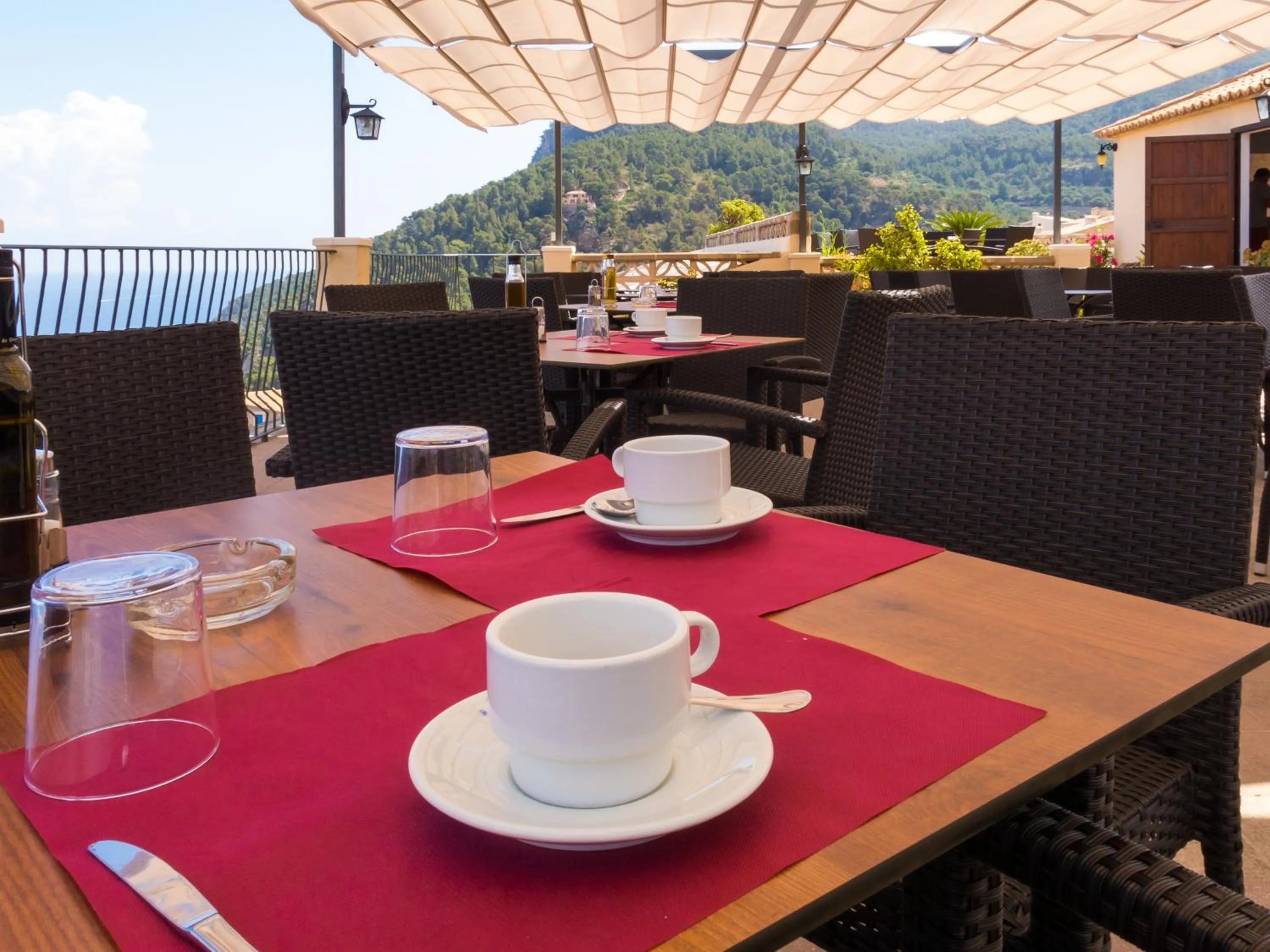 Restaurant/places to eat in Hostal Sa Baronia