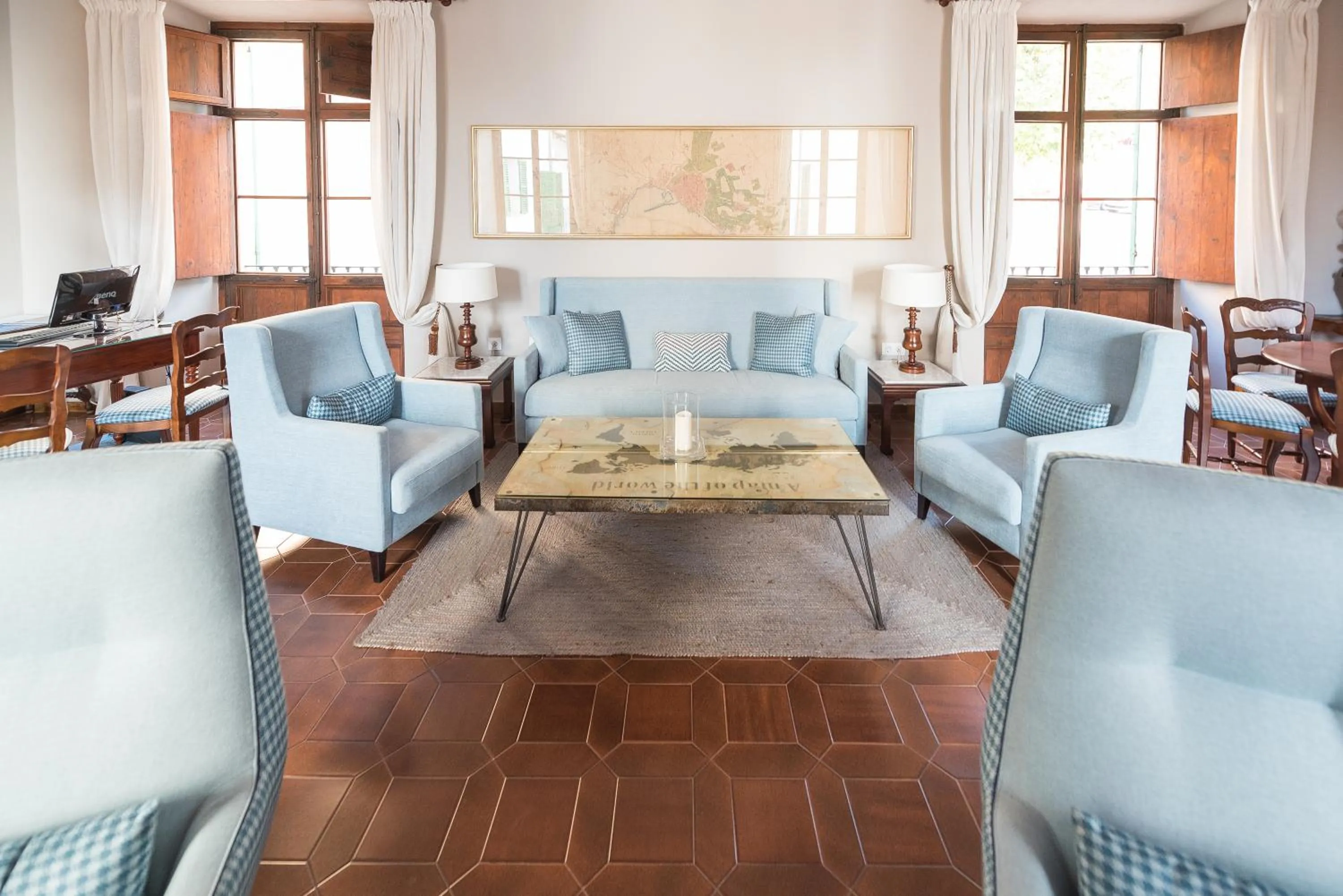 Communal lounge/ TV room in Hostal Sa Baronia