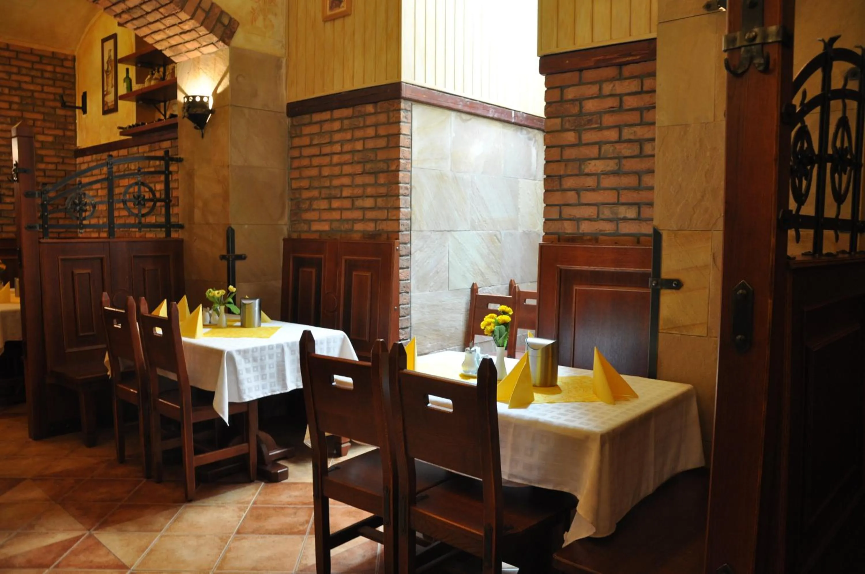 Restaurant/places to eat in Hotel Dar