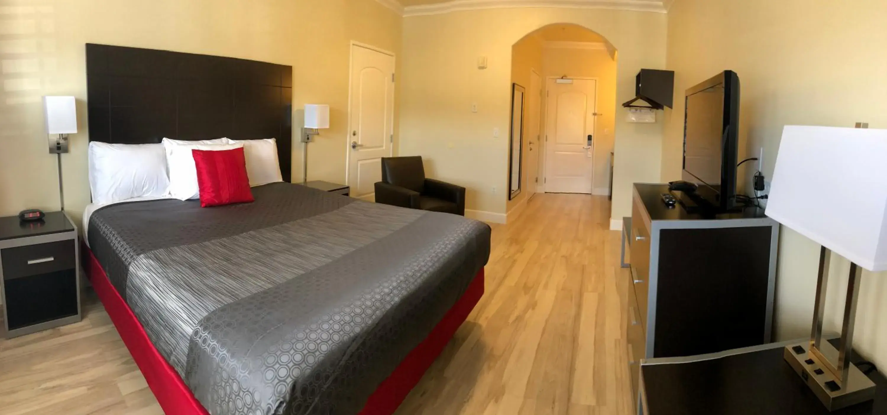 Bed in Gateway Inn and Suites San Francisco SFO Airport Bed in Gateway Inn and Suites San Francisco SFO Airport