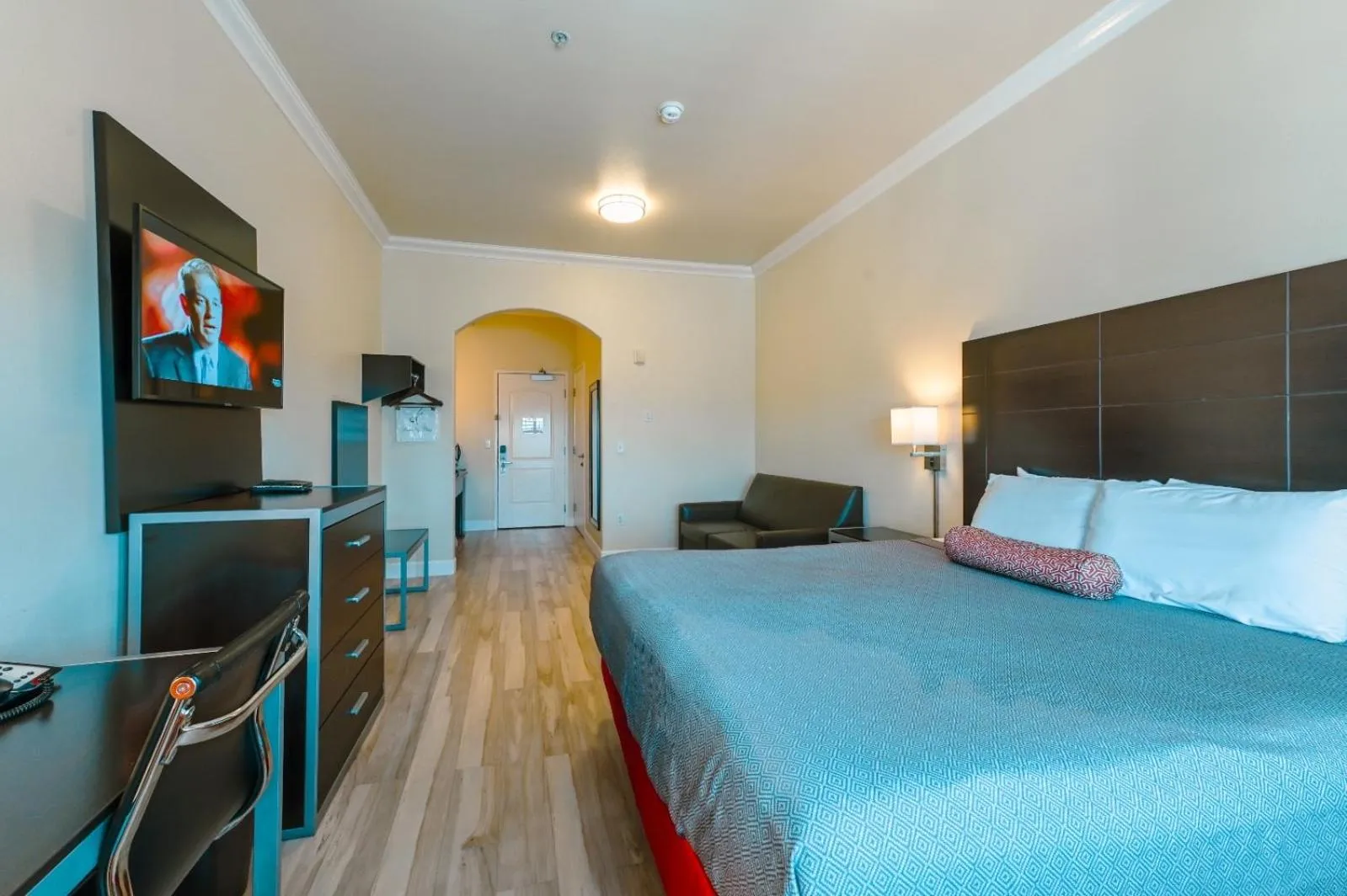 Bed in Gateway Inn and Suites San Francisco SFO Airport