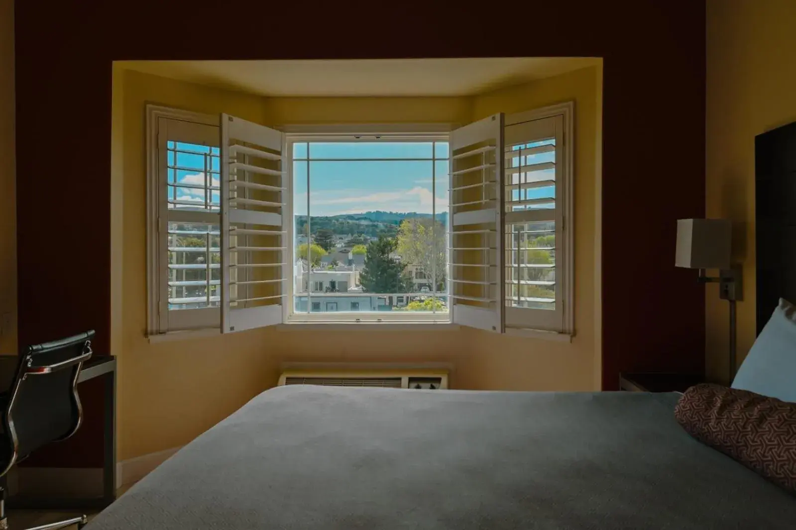 View (from property/room), Bed in Gateway Inn and Suites San Francisco SFO Airport View (from property/room), Bed in Gateway Inn and Suites San Francisco SFO Airport