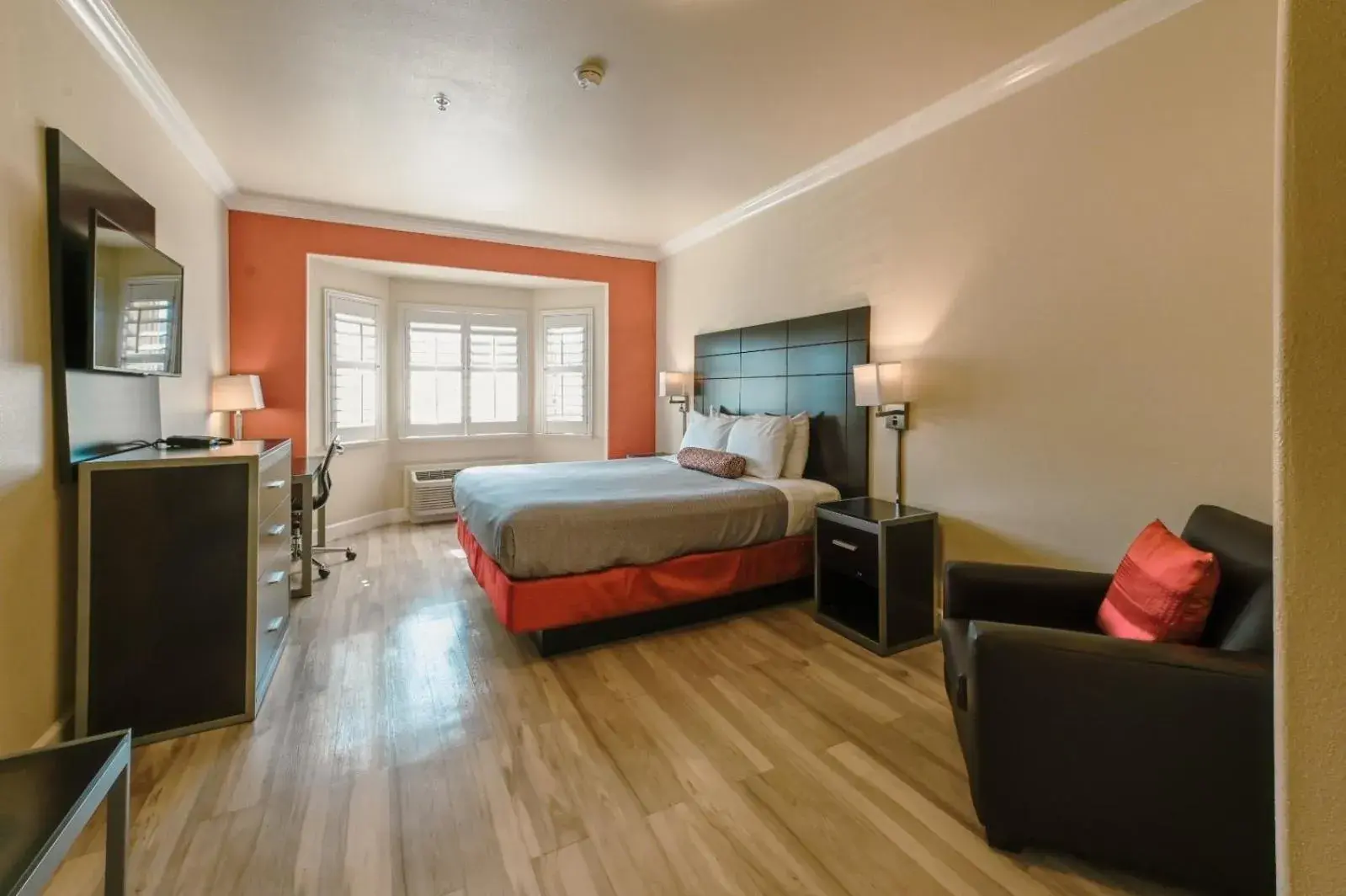 Bed in Gateway Inn and Suites San Francisco SFO Airport Bed in Gateway Inn and Suites San Francisco SFO Airport