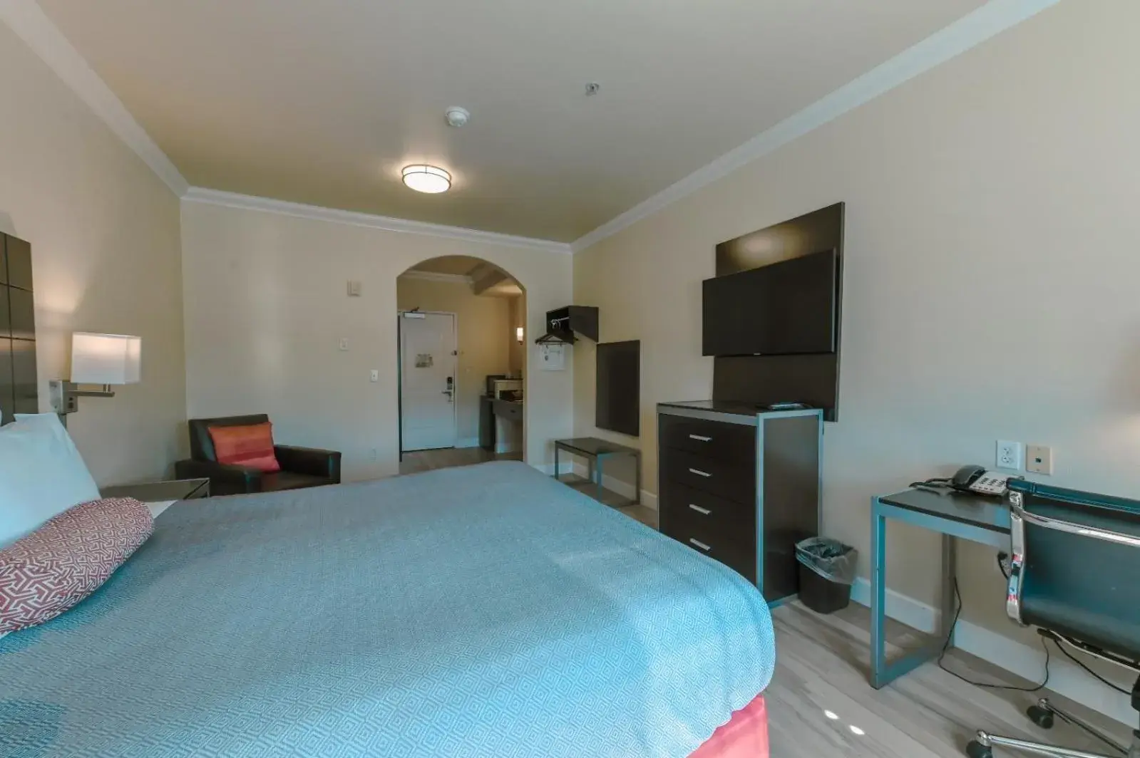 Bed in Gateway Inn and Suites San Francisco SFO Airport Bed in Gateway Inn and Suites San Francisco SFO Airport