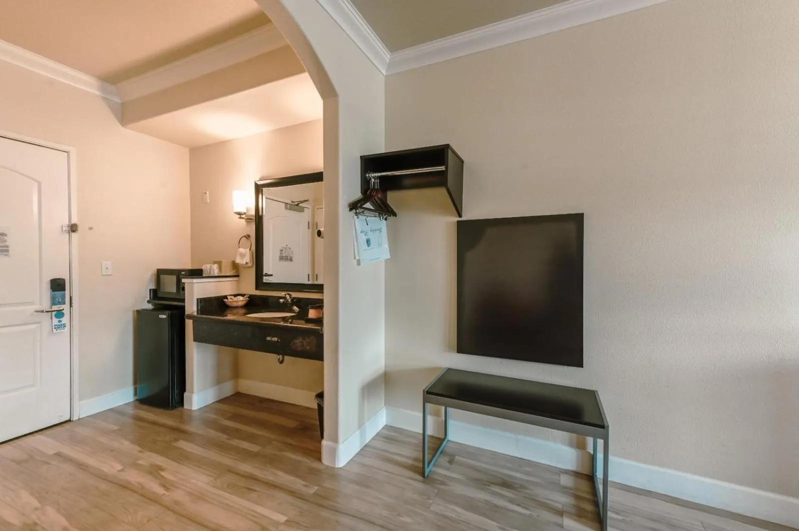 wardrobe in Gateway Inn and Suites San Francisco SFO Airport