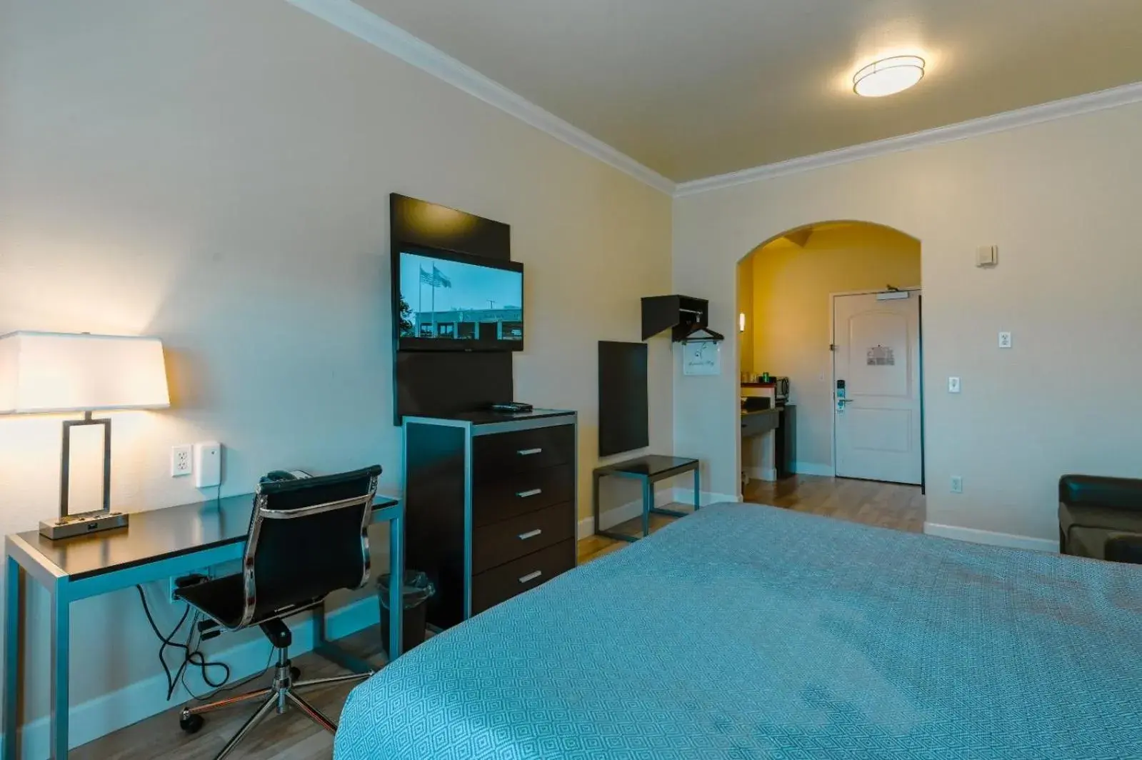 Bed in Gateway Inn and Suites San Francisco SFO Airport Bed in Gateway Inn and Suites San Francisco SFO Airport