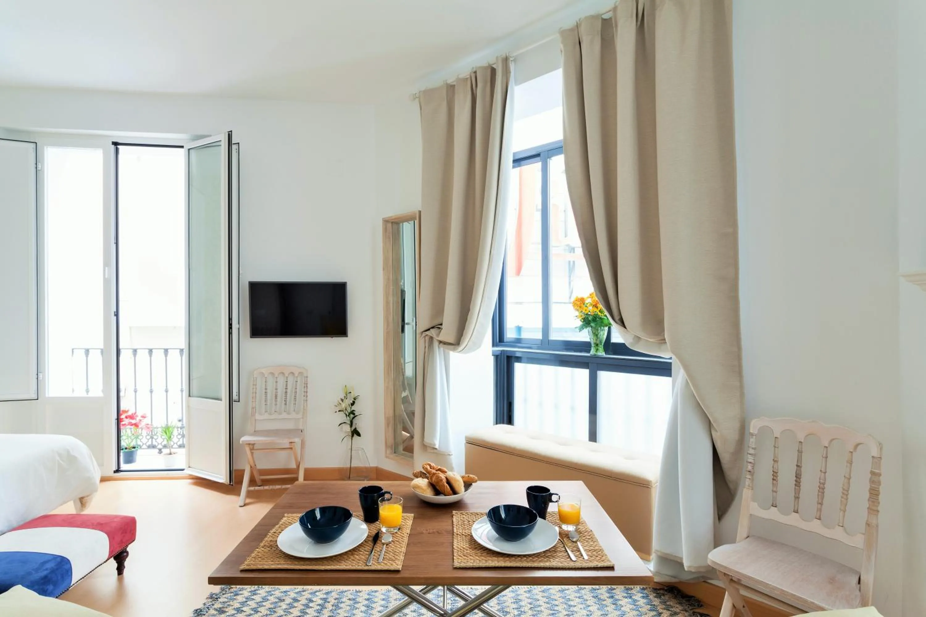 Hostly Acetres 1A loft in city center, comunal terrace, fibre,parking optional