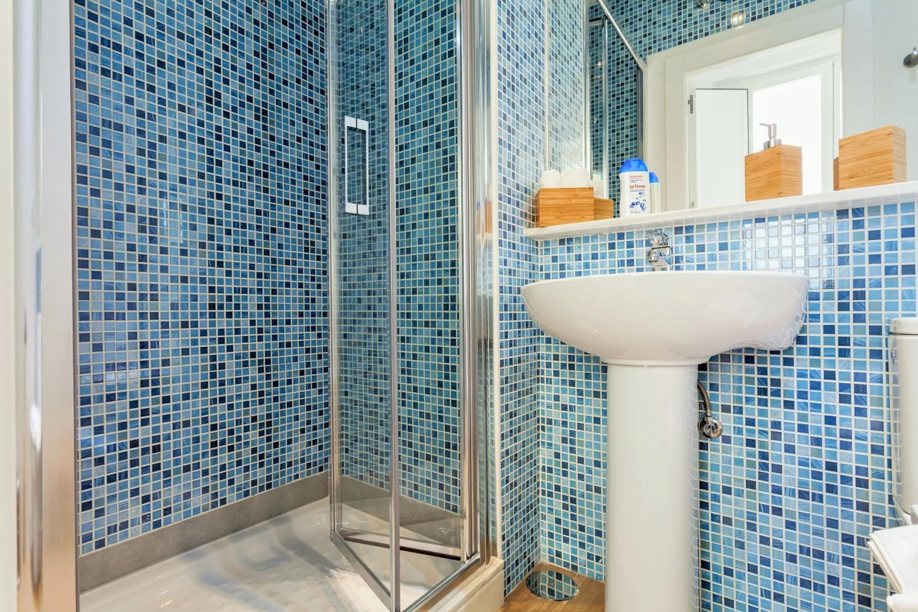 Hostly Acetres 1A loft in city center, comunal terrace, fibre,parking optional