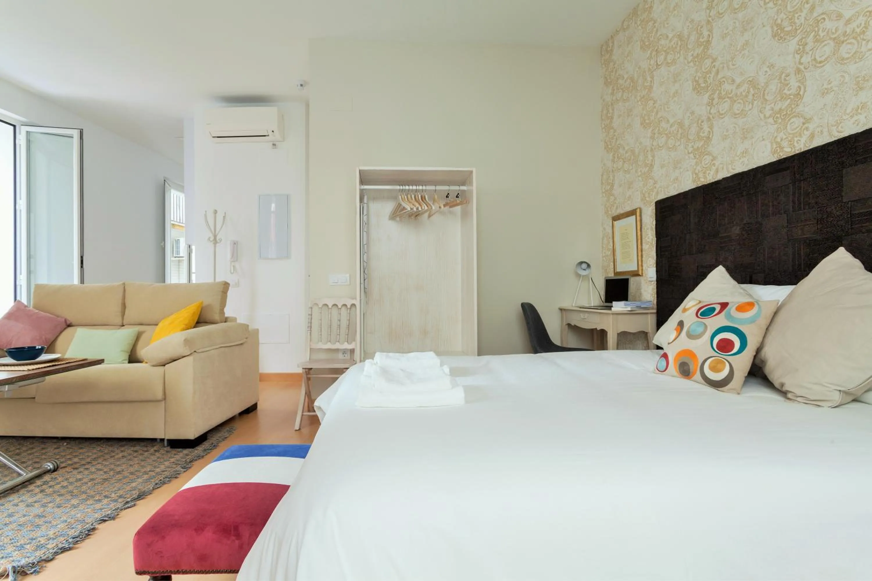 Bed in Hostly Acetres 1A loft in city center, comunal terrace, fibre,parking optional