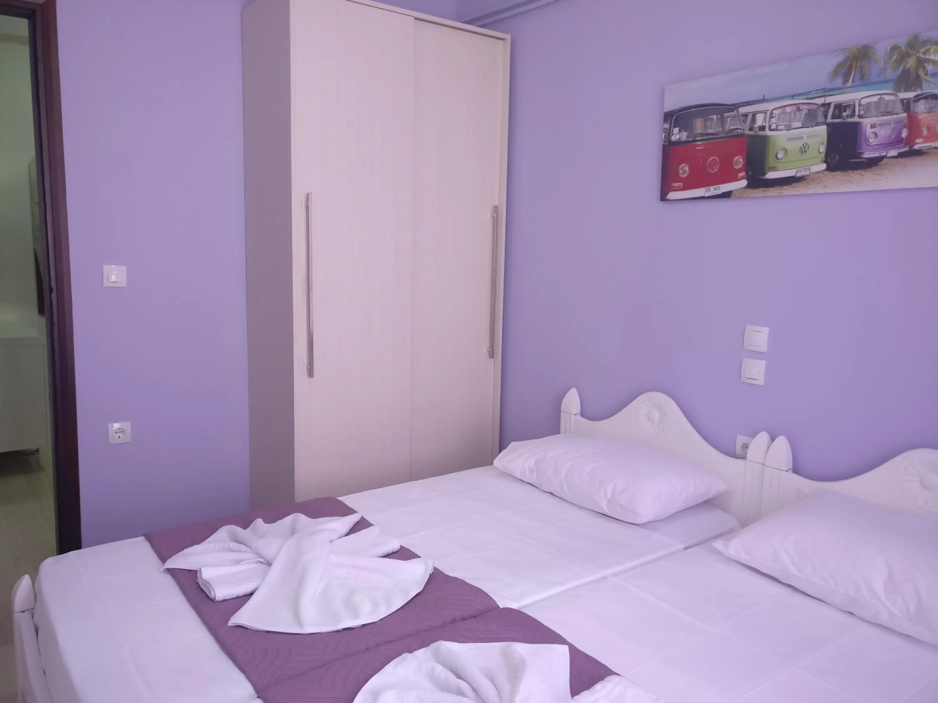 Bedroom, Bed in Paradise City