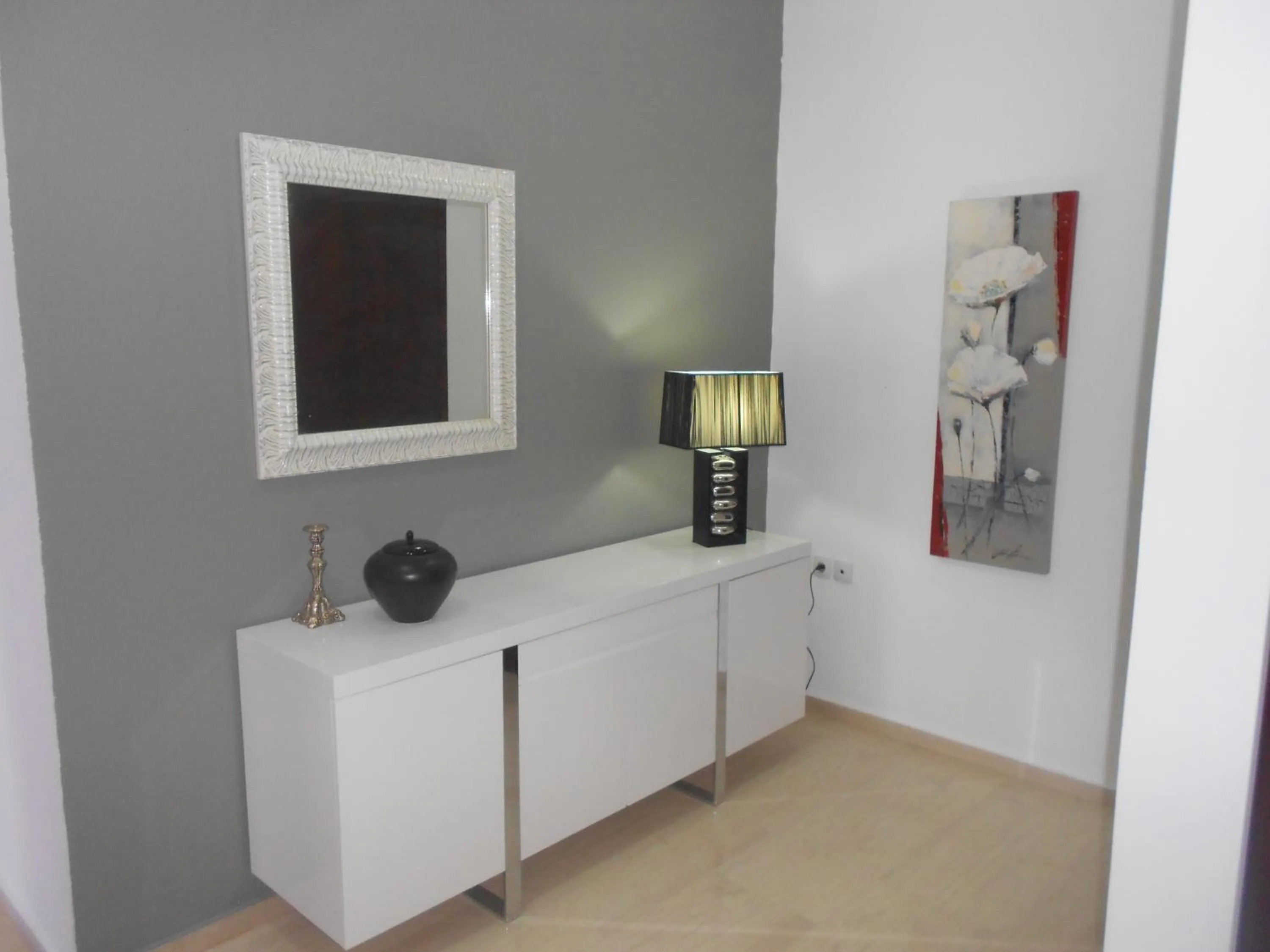 Photo of the whole room in Paradise City