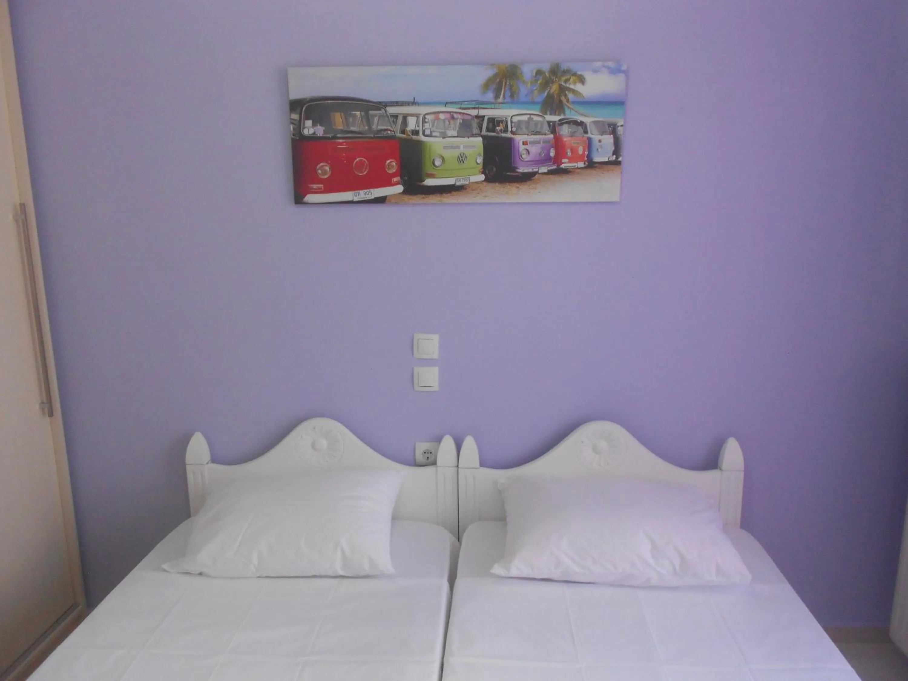 Bedroom, Bed in Paradise City