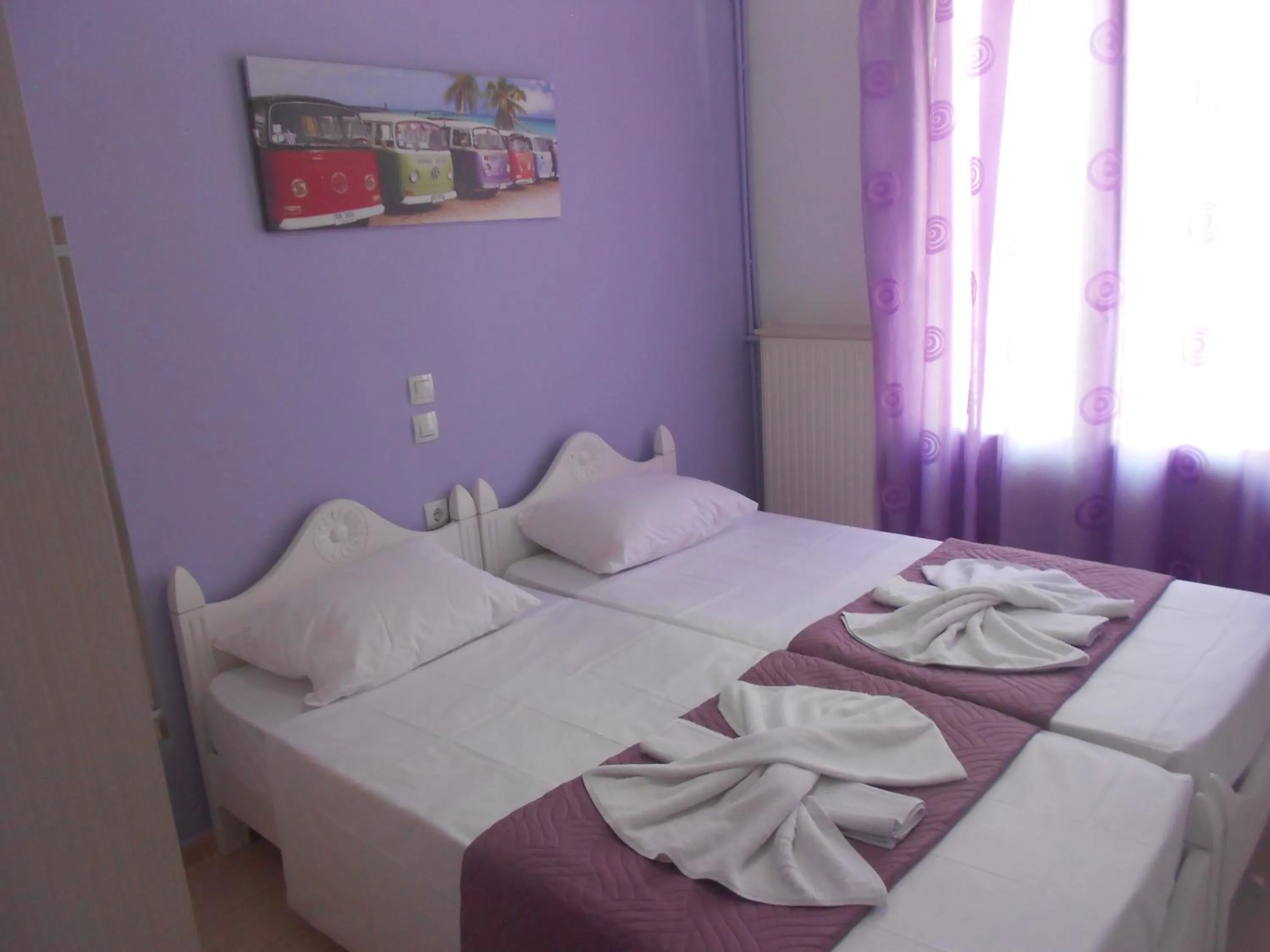 Bedroom, Bed in Paradise City