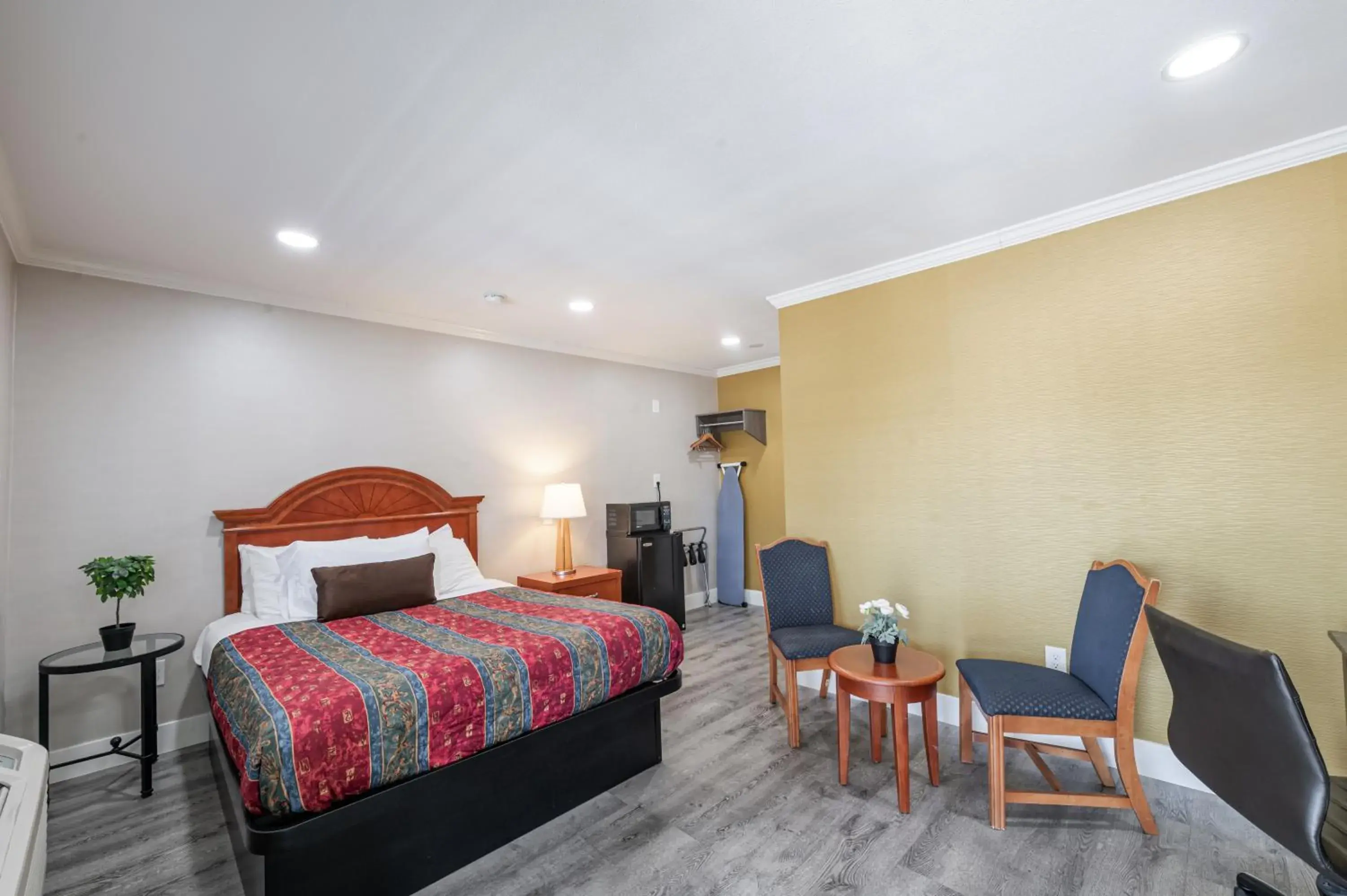 Bed in Ritz Inn-San Francisco Airport SFO Bed in Ritz Inn-San Francisco Airport SFO