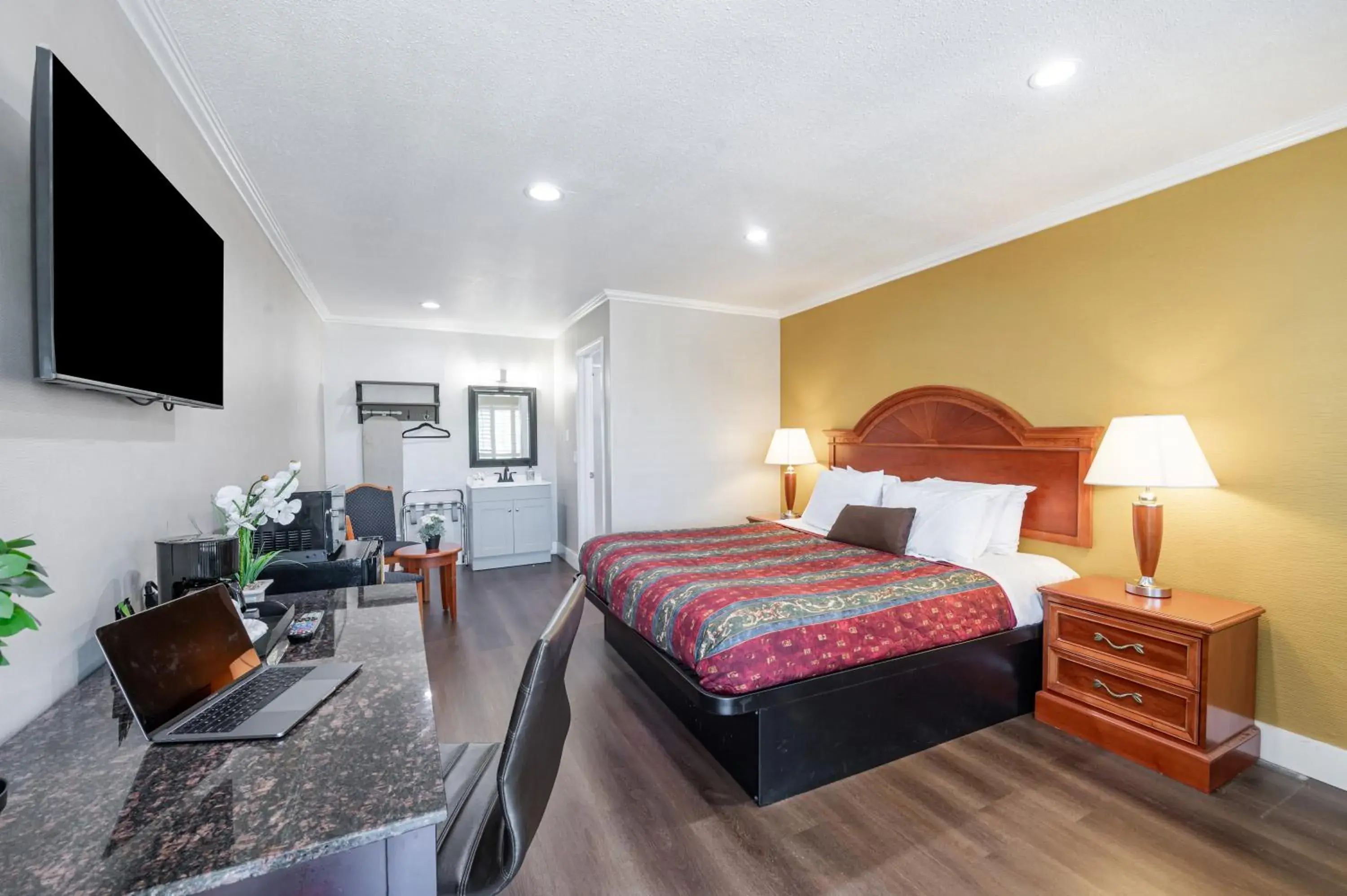 Bed in Ritz Inn-San Francisco Airport SFO Bed in Ritz Inn-San Francisco Airport SFO