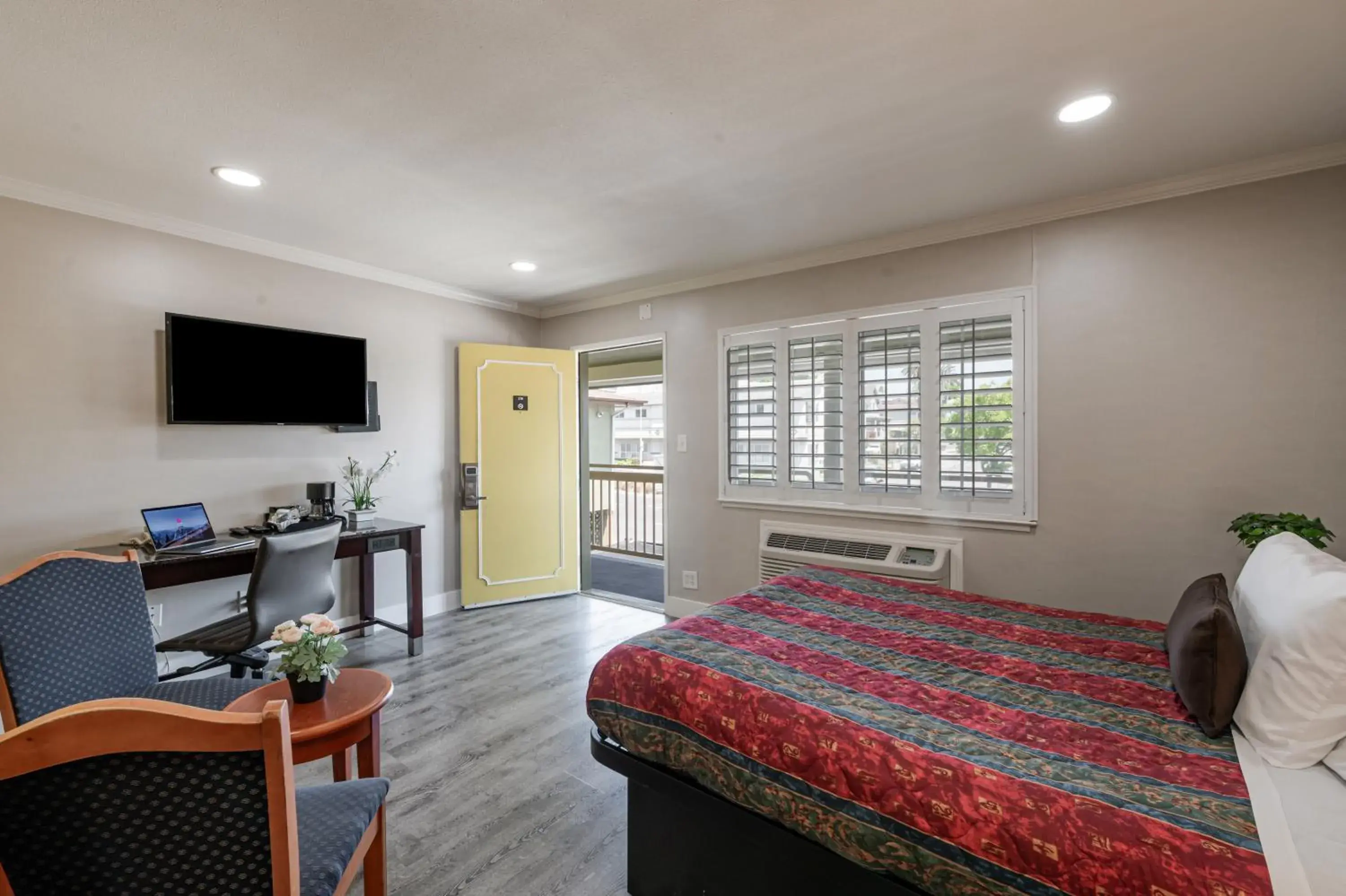 Bed in Ritz Inn-San Francisco Airport SFO Bed in Ritz Inn-San Francisco Airport SFO