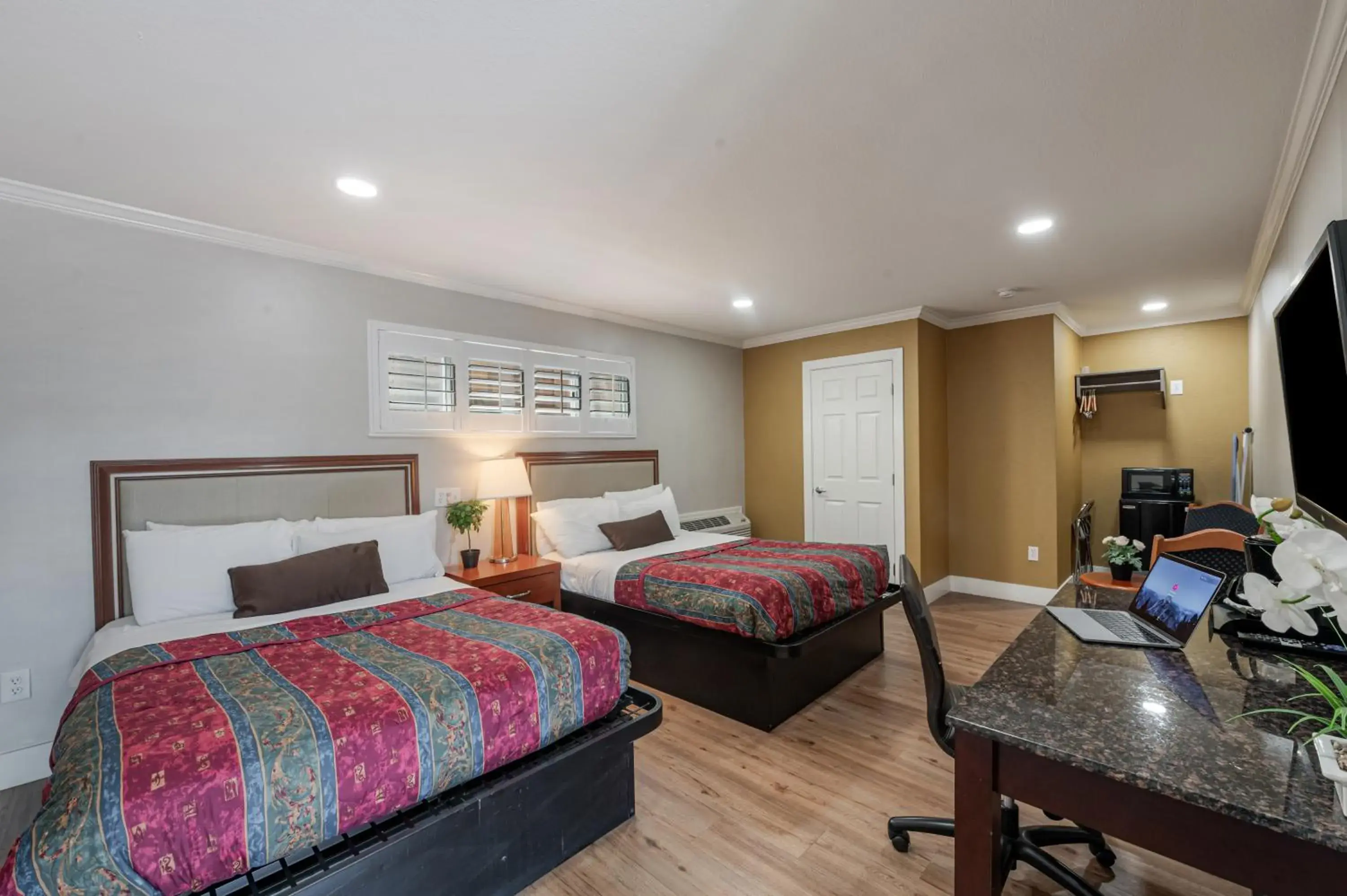 Bed in Ritz Inn-San Francisco Airport SFO Bed in Ritz Inn-San Francisco Airport SFO