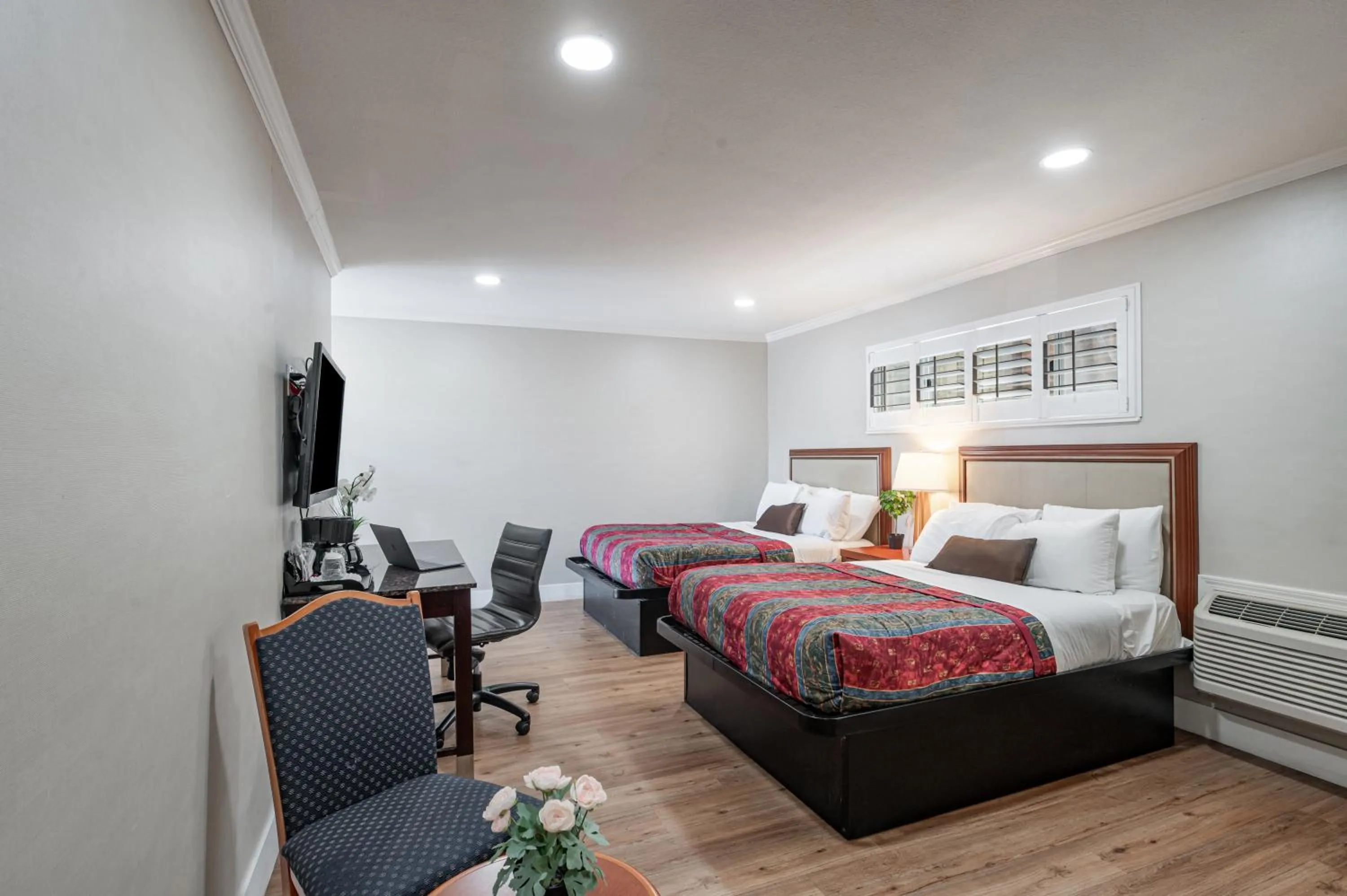 Bed in Ritz Inn-San Francisco Airport SFO