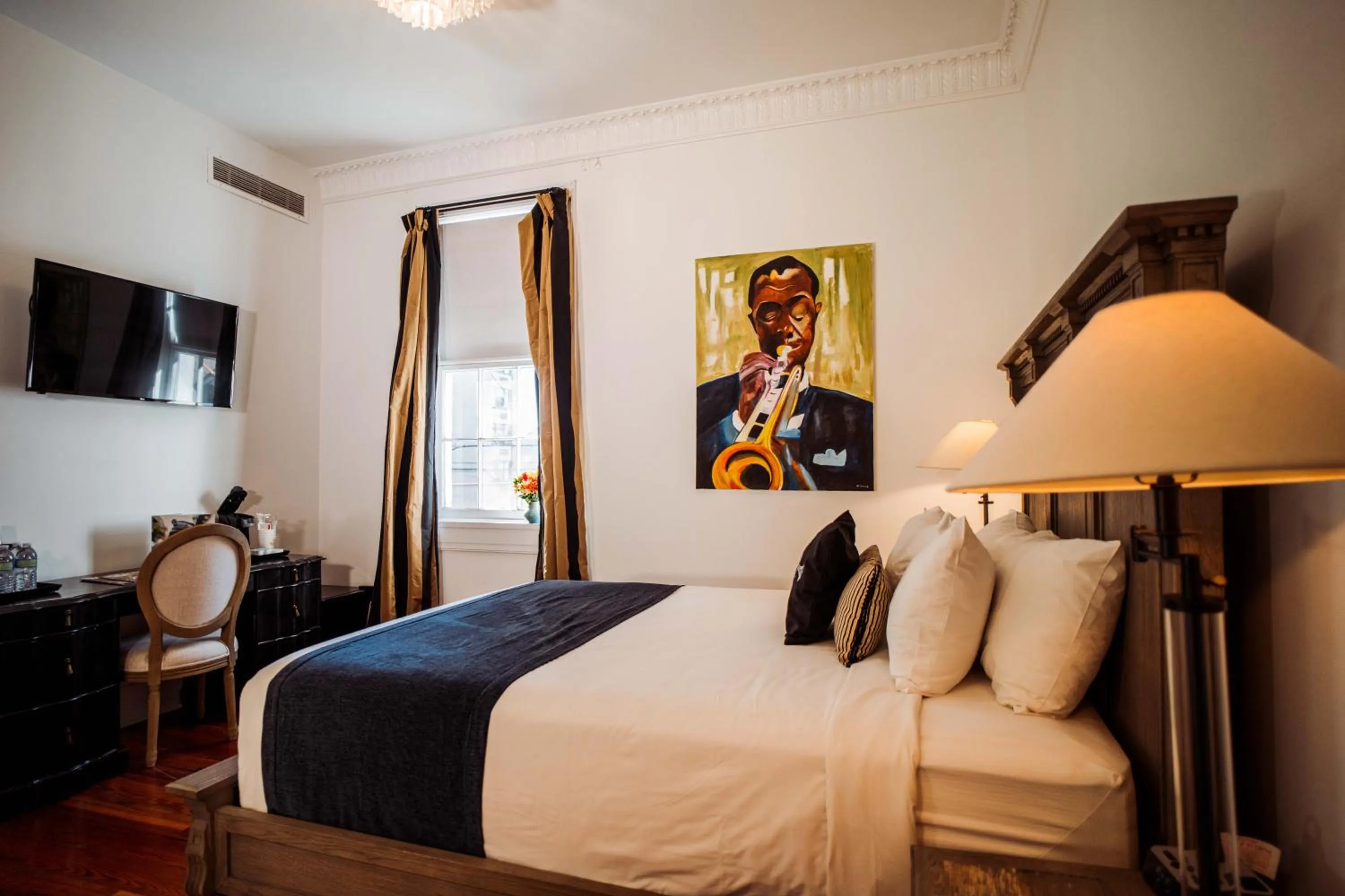 Bed in Royal Frenchmen Hotel and Bar