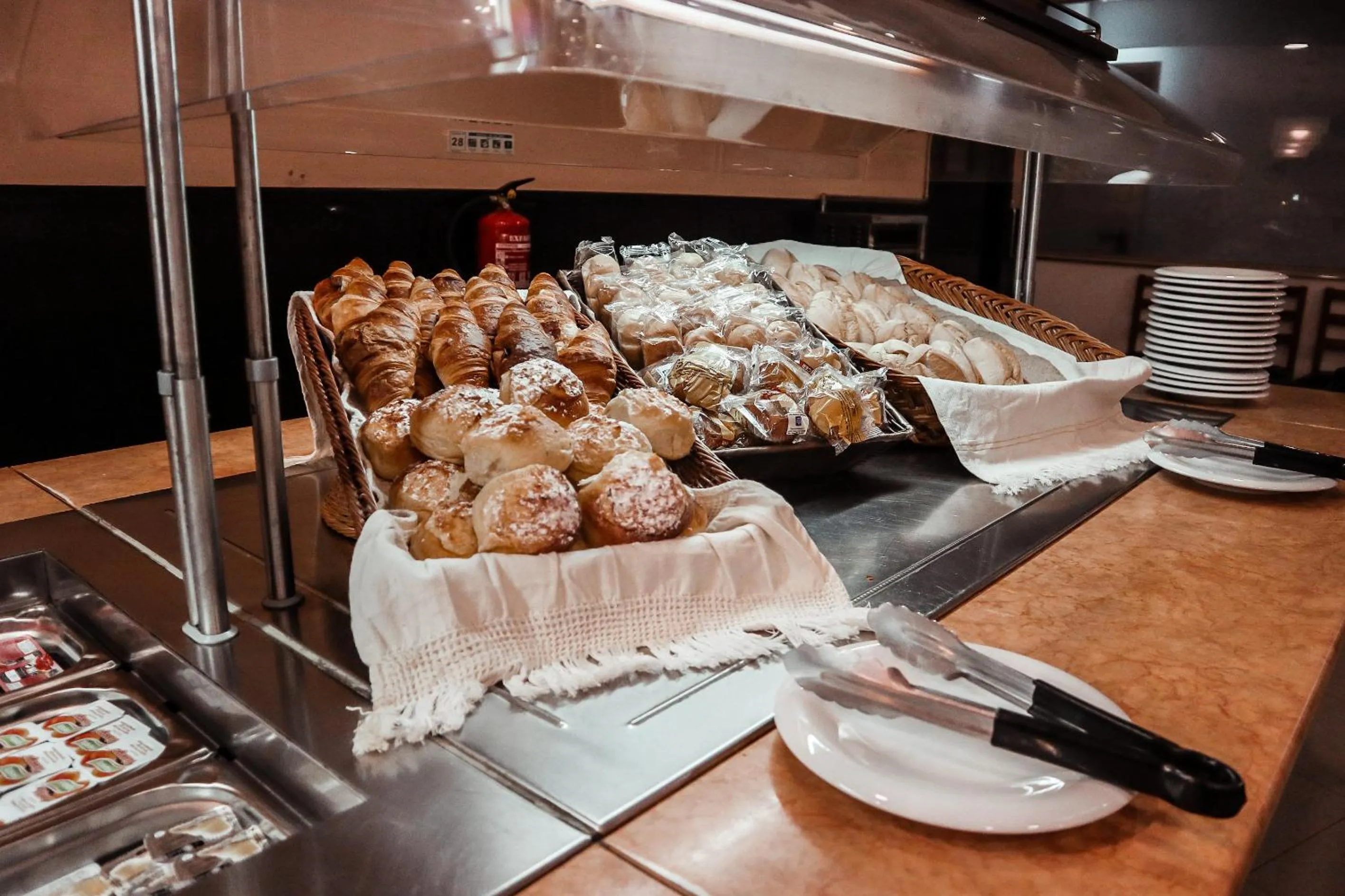 Restaurant/places to eat in Vitoria Hotel