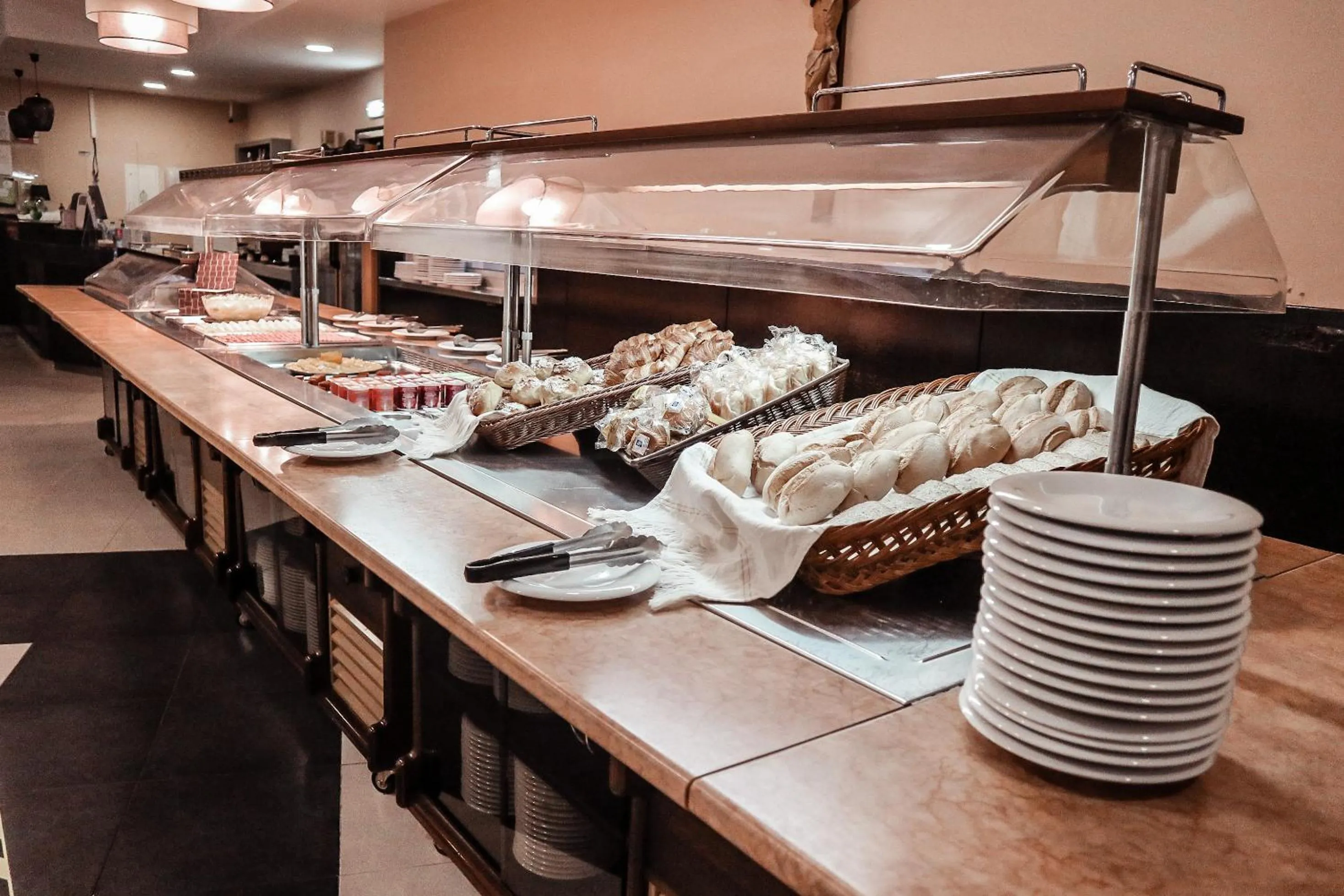 Restaurant/places to eat in Vitoria Hotel