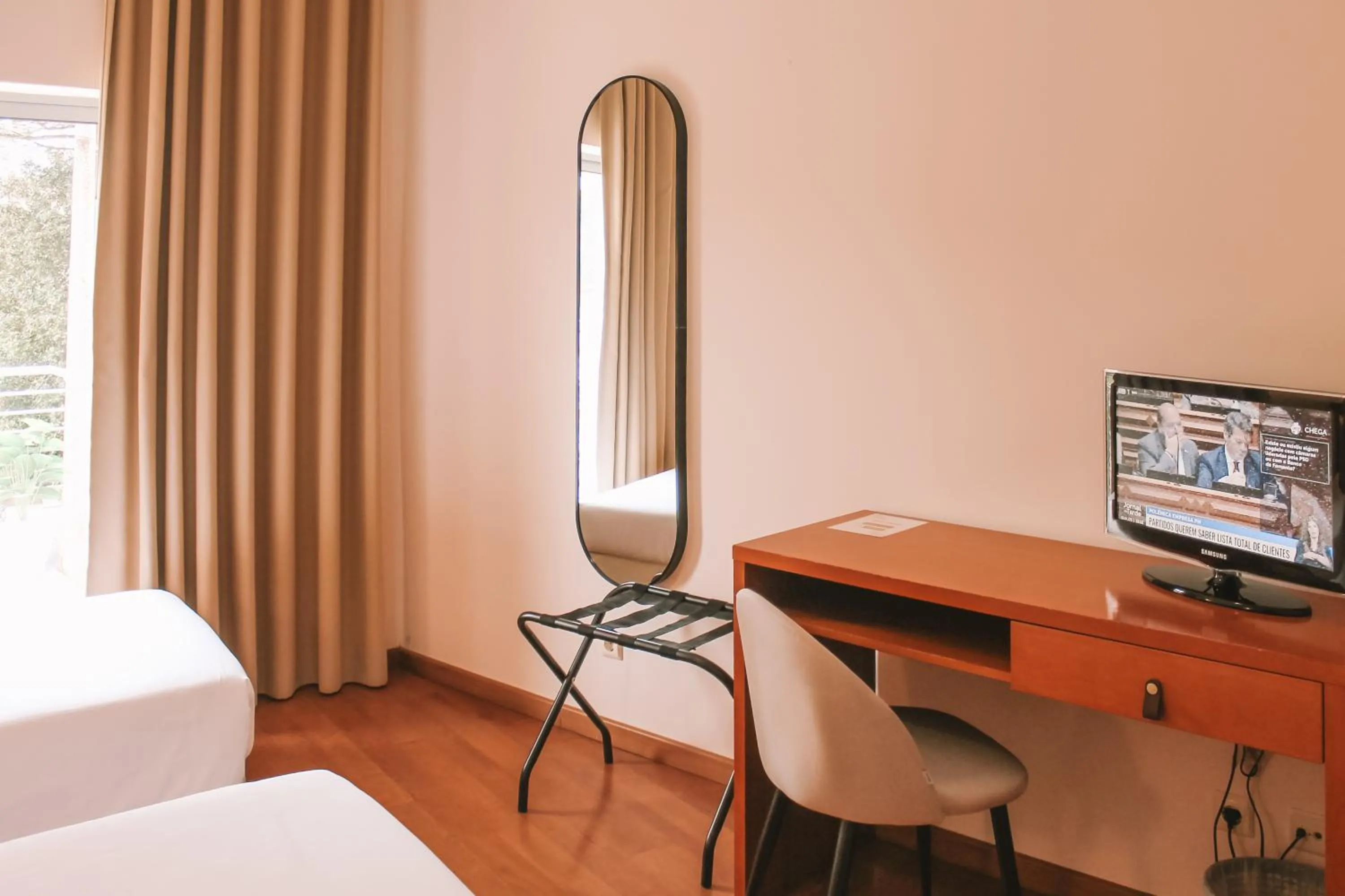 Communal lounge/ TV room, Bed in Vitoria Hotel