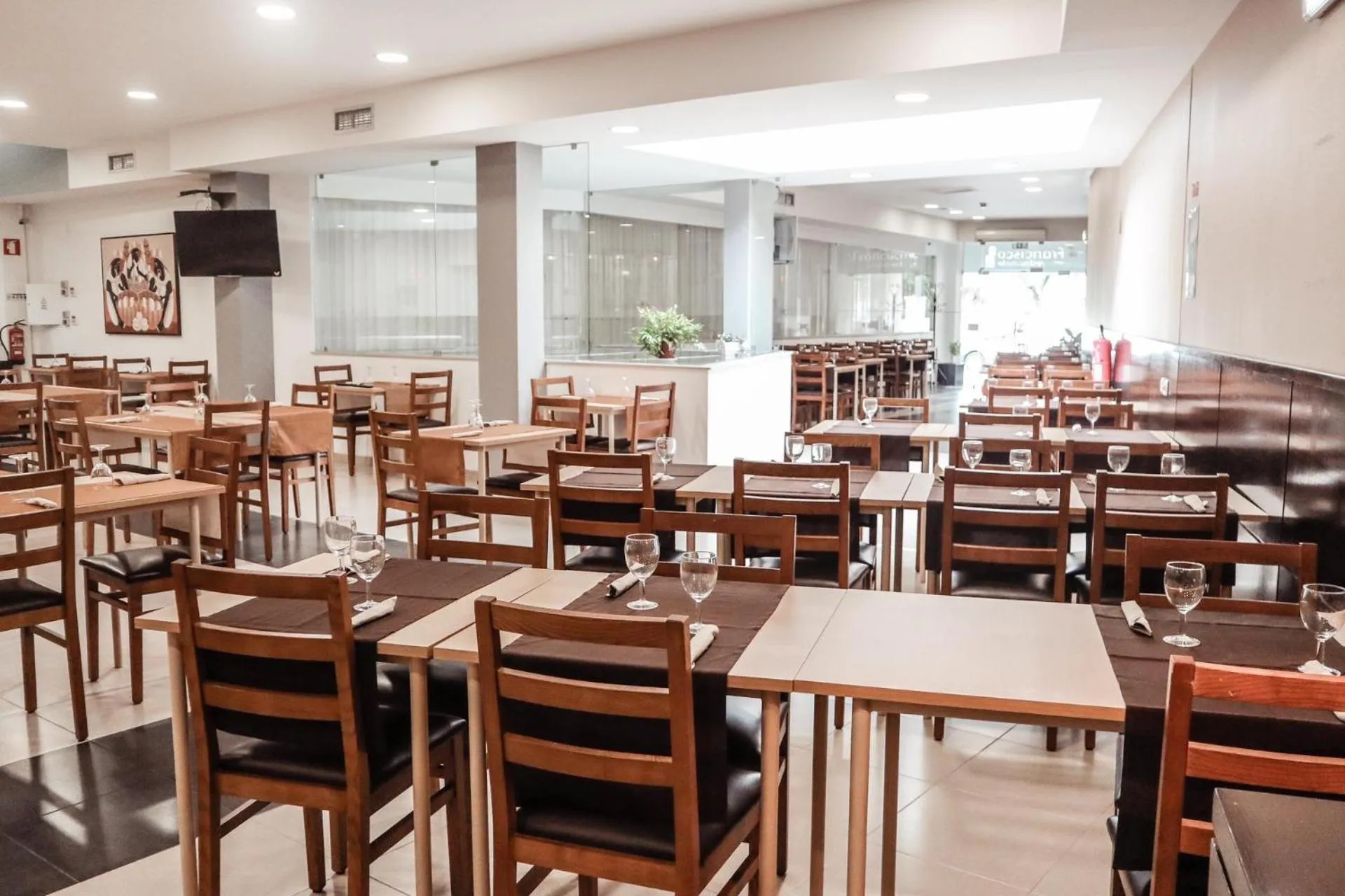 Restaurant/places to eat in Vitoria Hotel