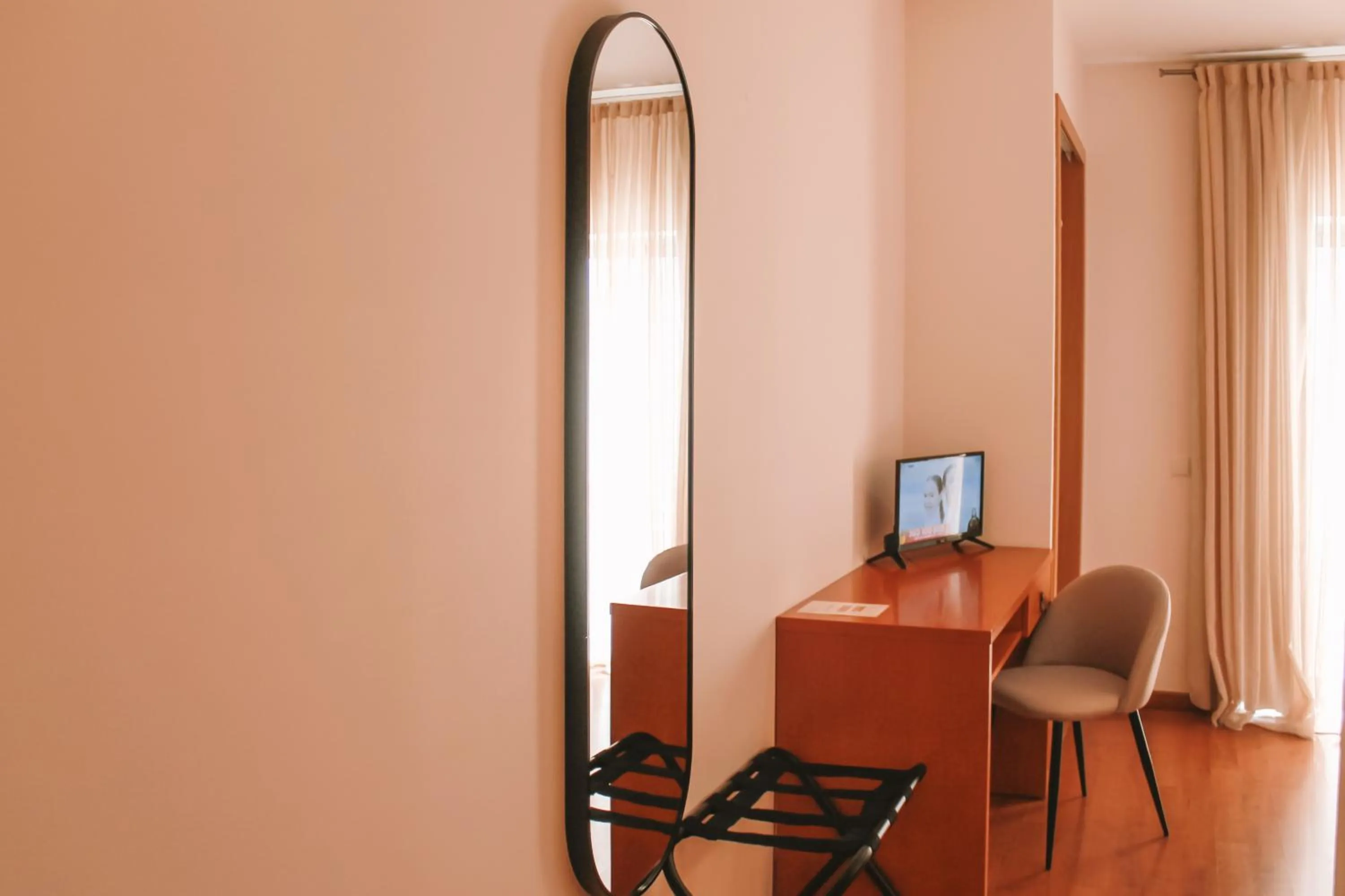 Communal lounge/ TV room in Vitoria Hotel