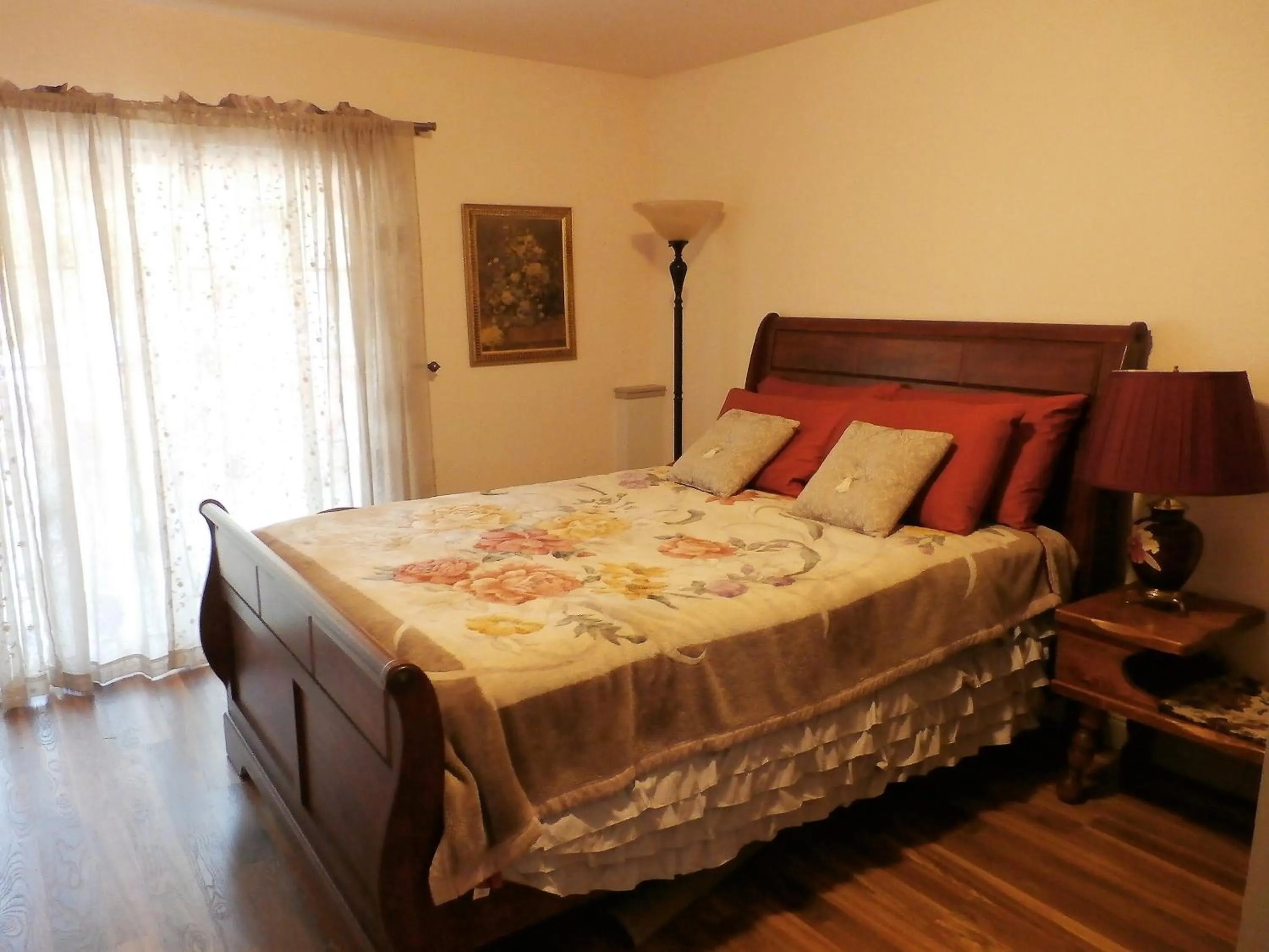 Bed in NEW CHARMING 2 BEDROOMS UNIT CLOSE TO EVERYTHING