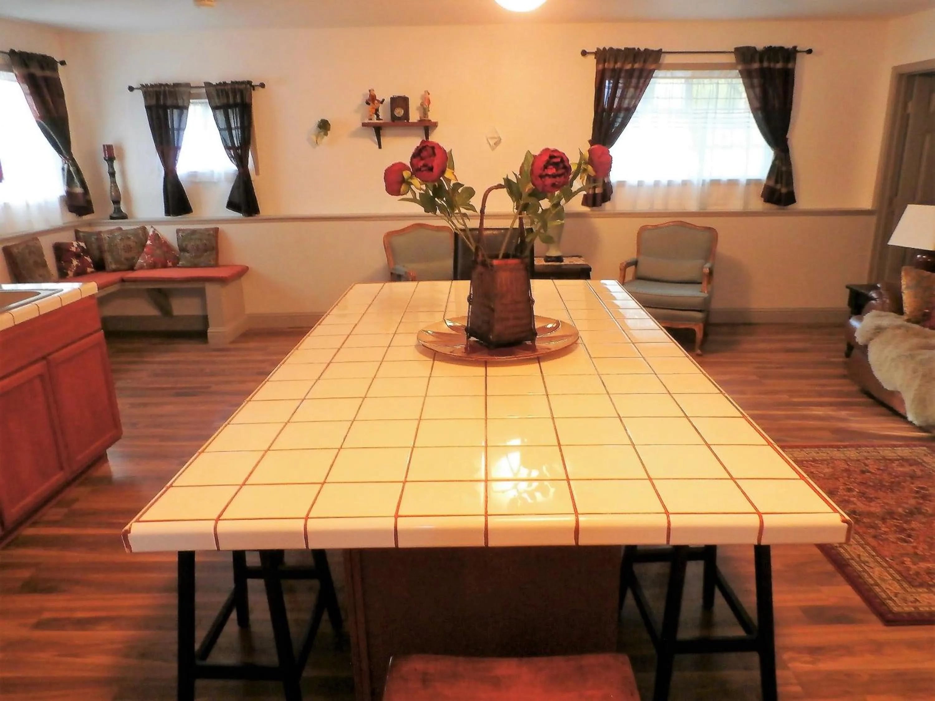 NEW CHARMING 2 BEDROOMS UNIT CLOSE TO EVERYTHING