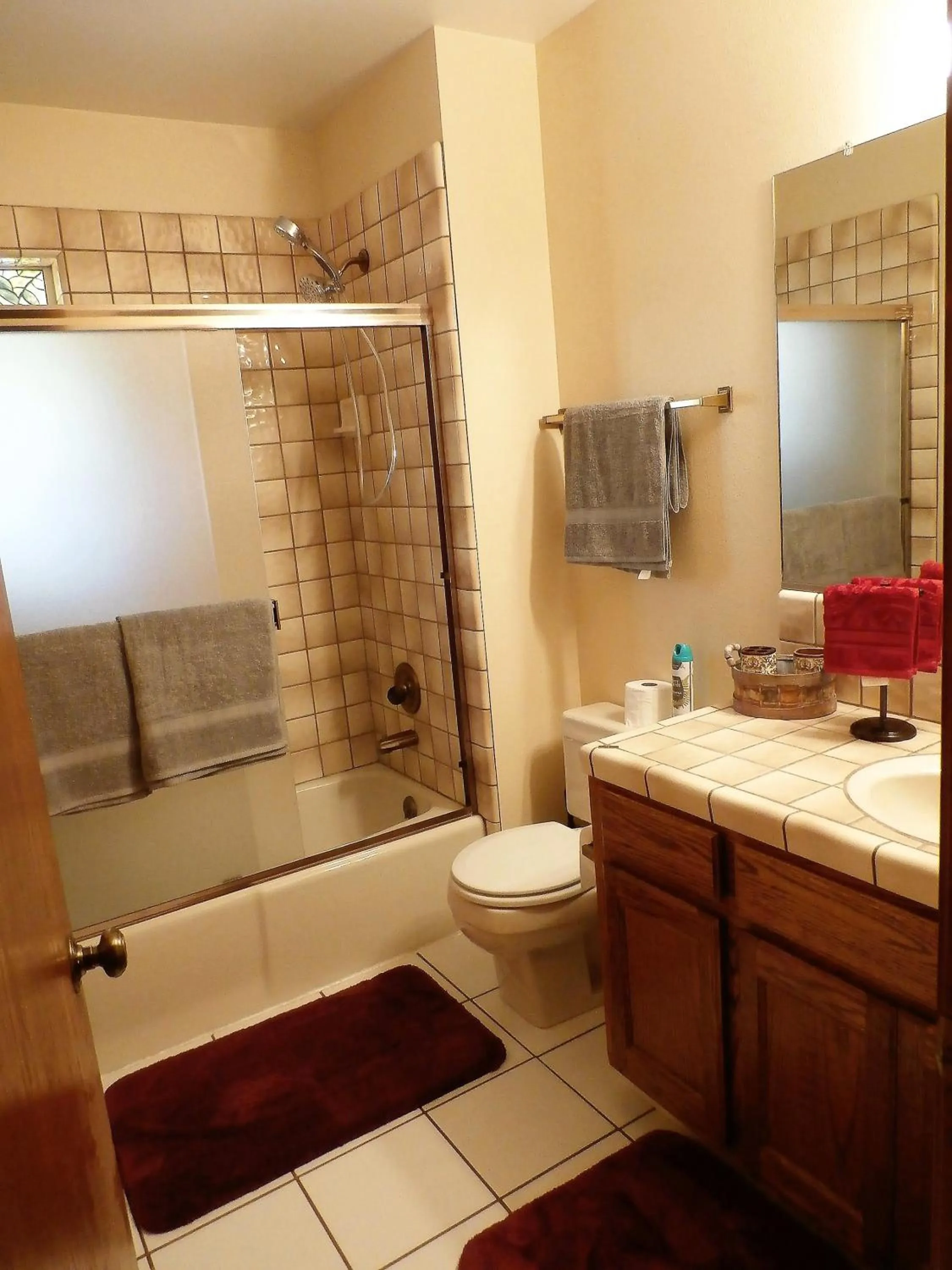 NEW CHARMING 2 BEDROOMS UNIT CLOSE TO EVERYTHING