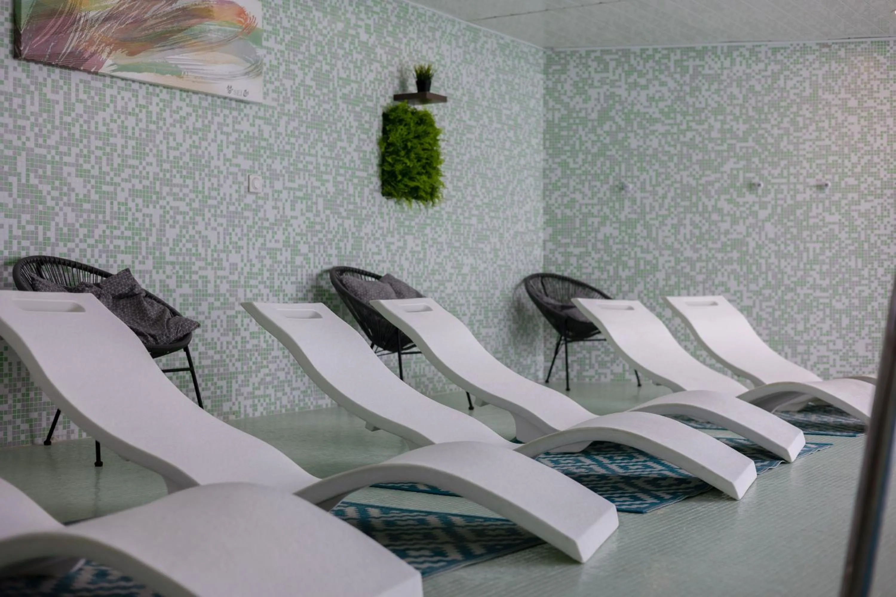 Swimming pool in Hôtel et SPA du Château