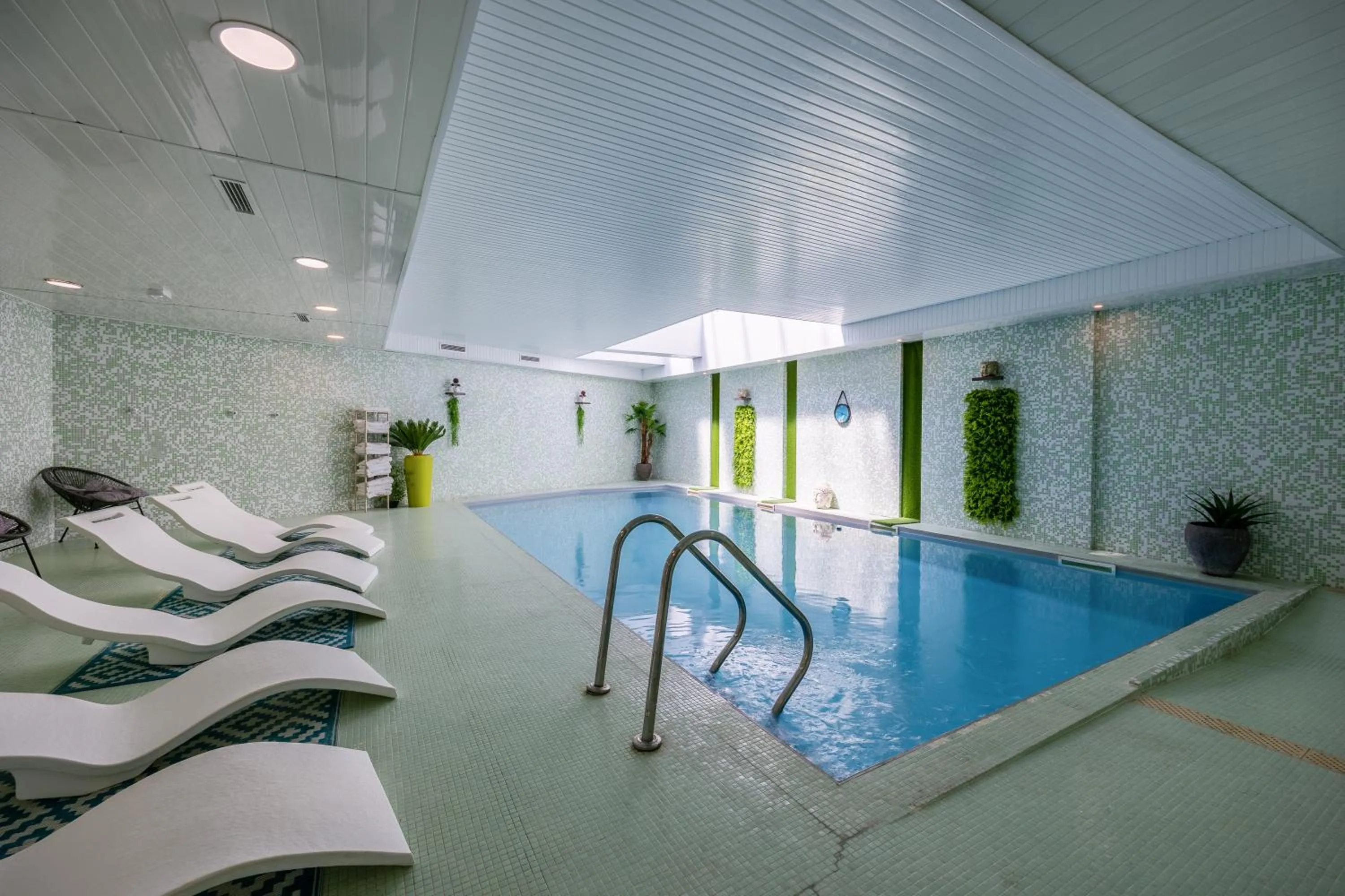 Swimming pool in Hôtel et SPA du Château
