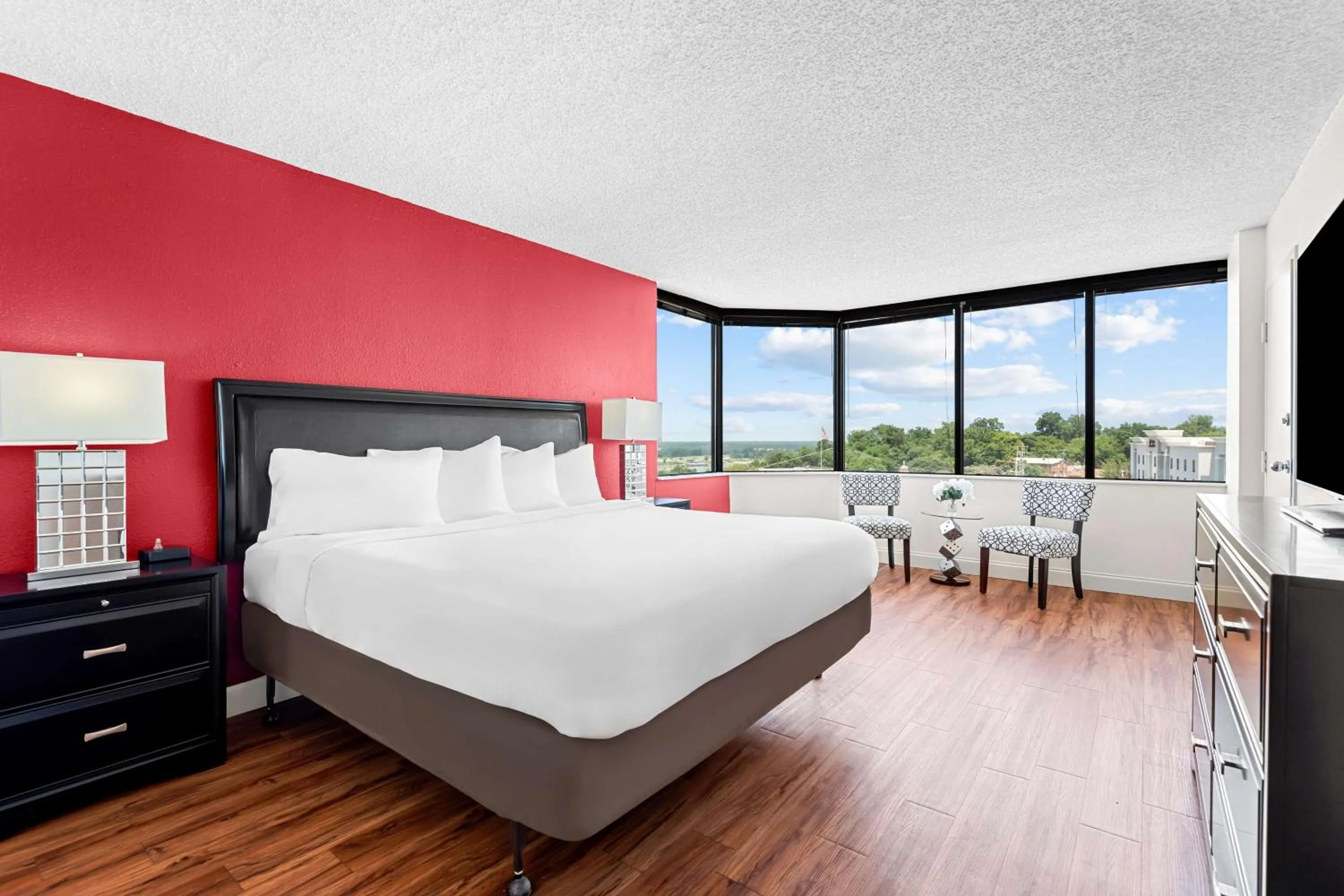 Photo of the whole room, Bed in Magnolia Bluffs, BW Signature Collection